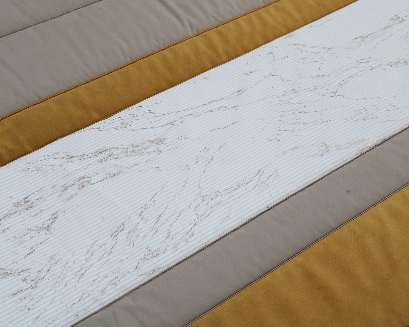 Colchão com faixas dourado, bege e padrão branco marmoreado