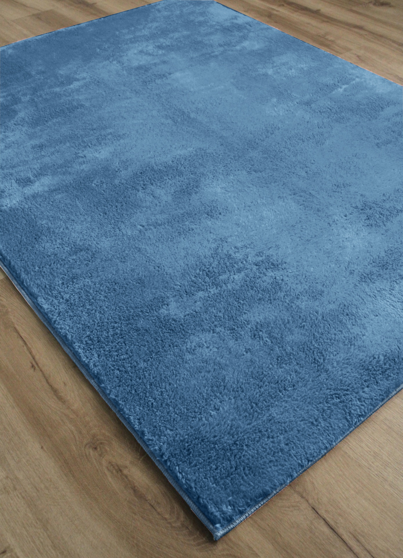 Tapete azul sobre pavimento de madeira clara