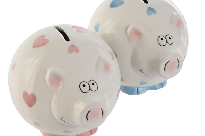 Dois mealheiros de porquinho cerâmicos com corações cor-de-rosa e azuis