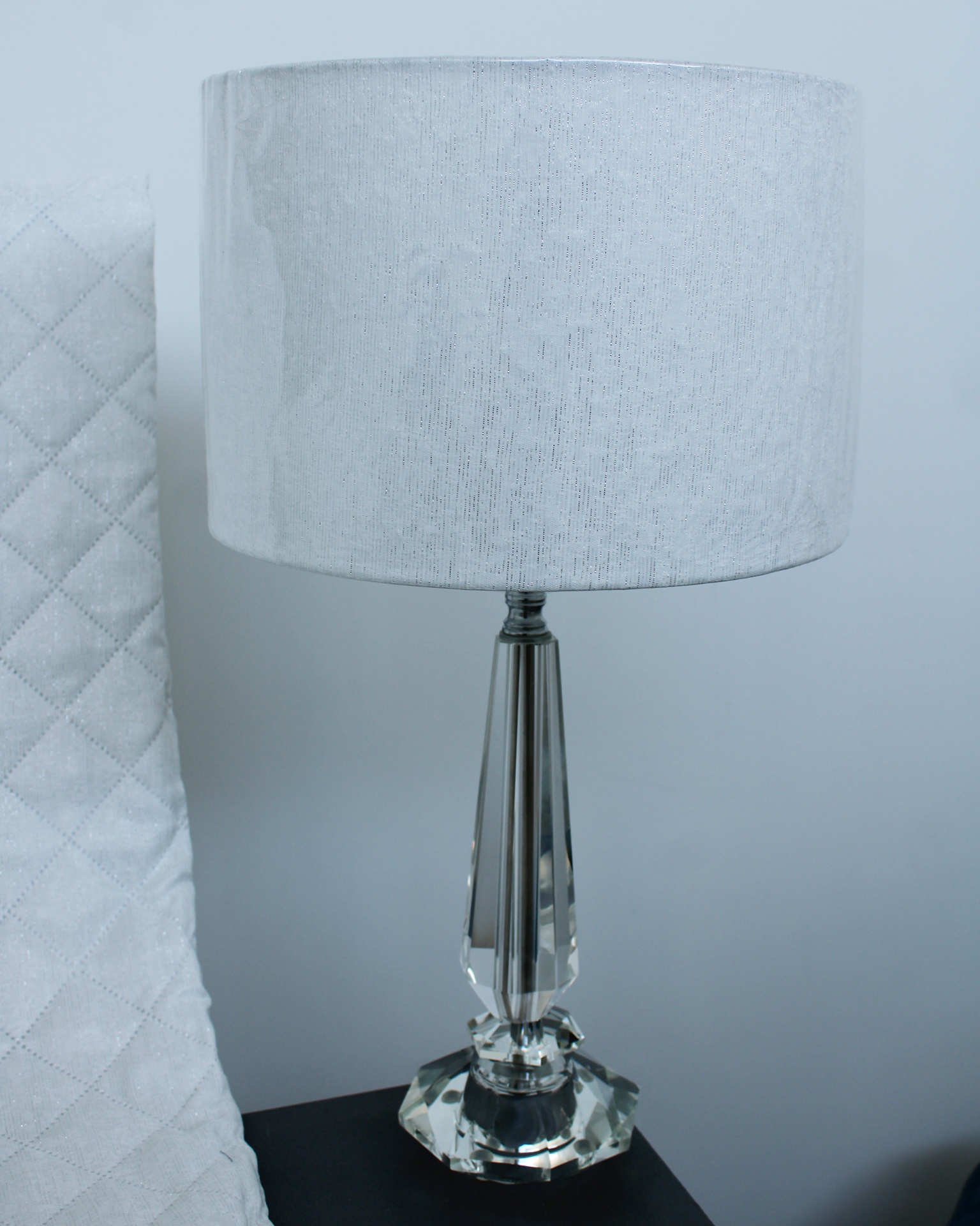 Candeeiro de mesa com base de vidro transparente e cúpula branca