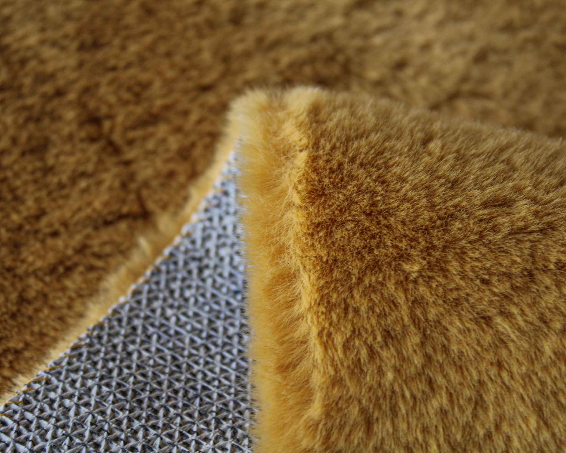 Tapete castanho claro com base antiderrapante cinza em triângulos