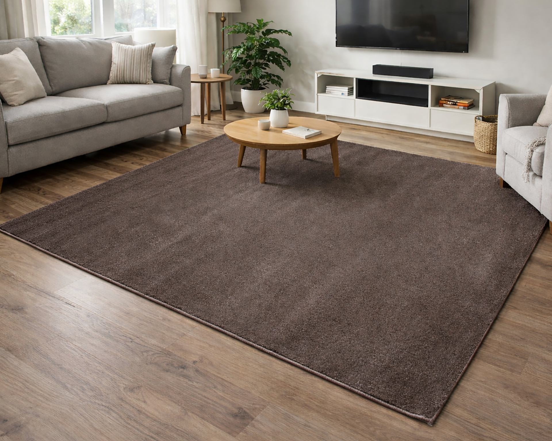 Tapete castanho suave em sala moderna com sofá cinzento, mesa e móvel de TV