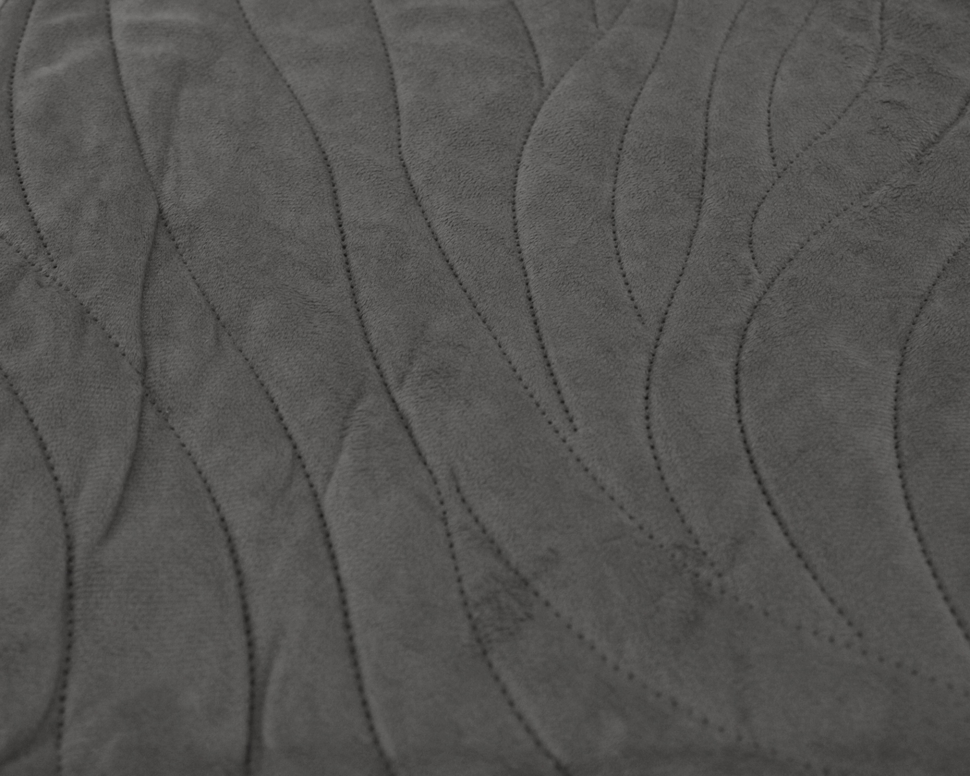 tecido cinzento com linhas onduladas costuradas