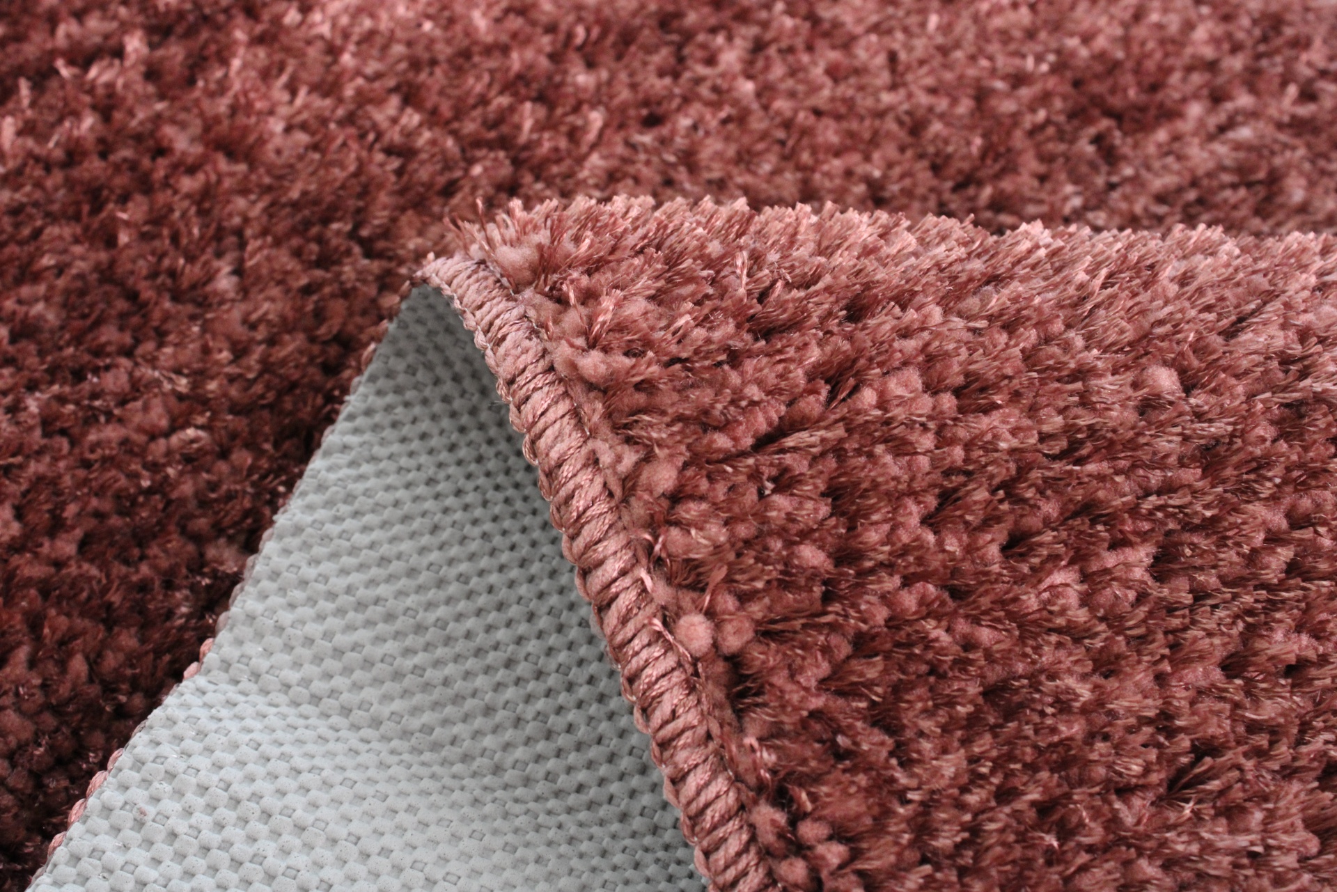 Tapete castanho avermelhado felpudo com verso antiderrapante cinza