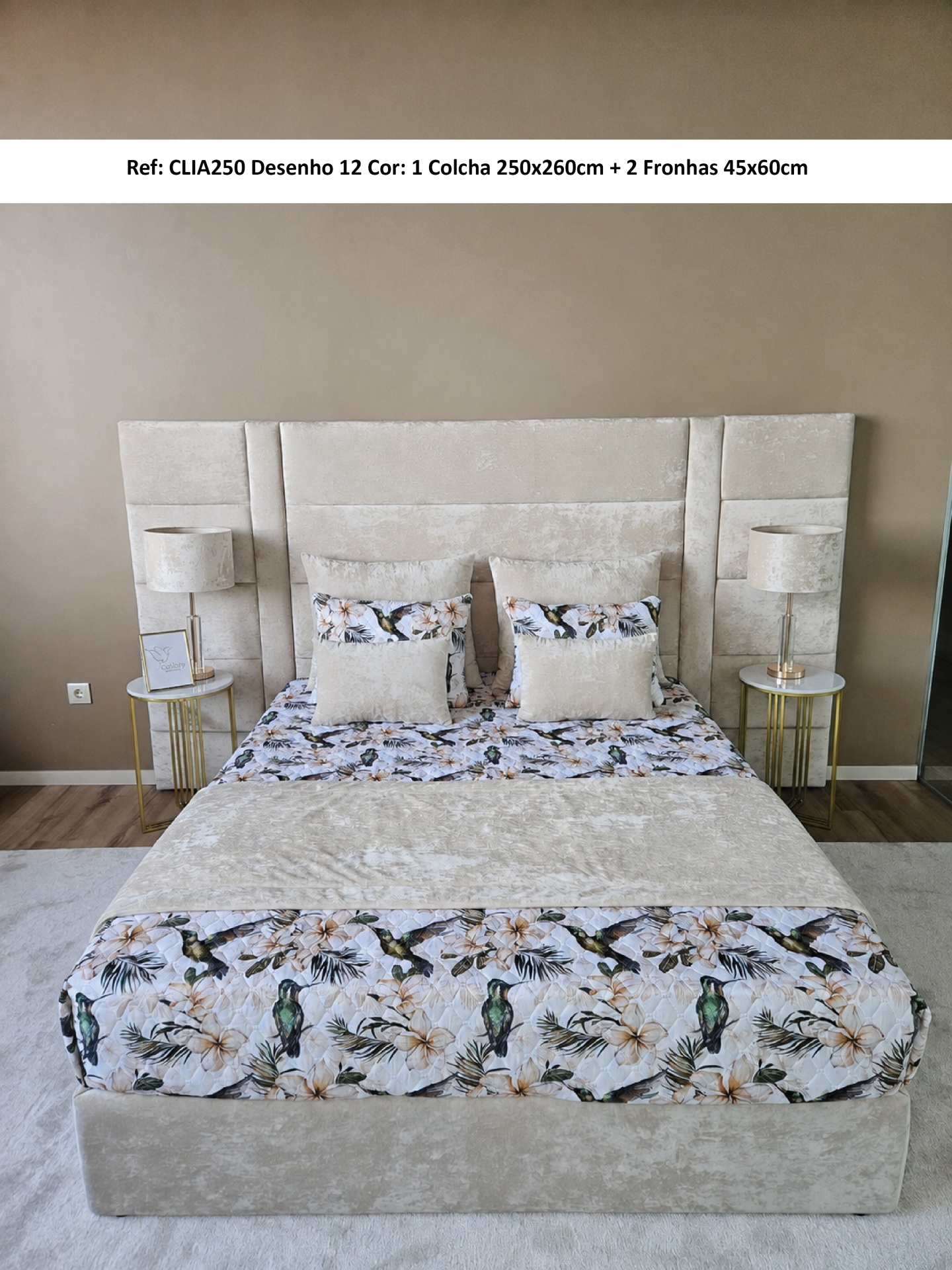 Cama com cabeceira estofada e roupa de cama floral num quarto moderno