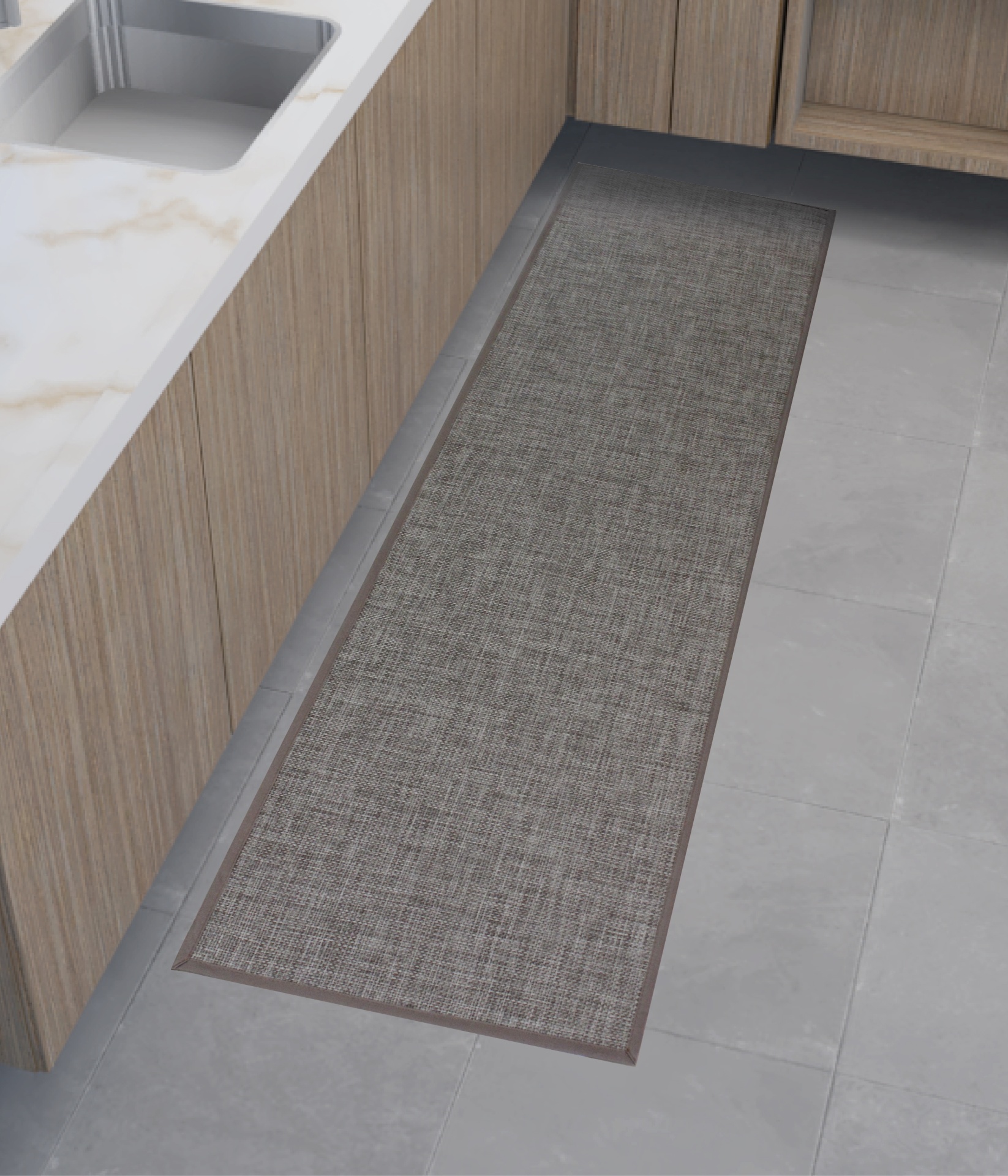 Tapete passadeira cinza e castanho em cozinha com móveis de madeira clara e bancada branca