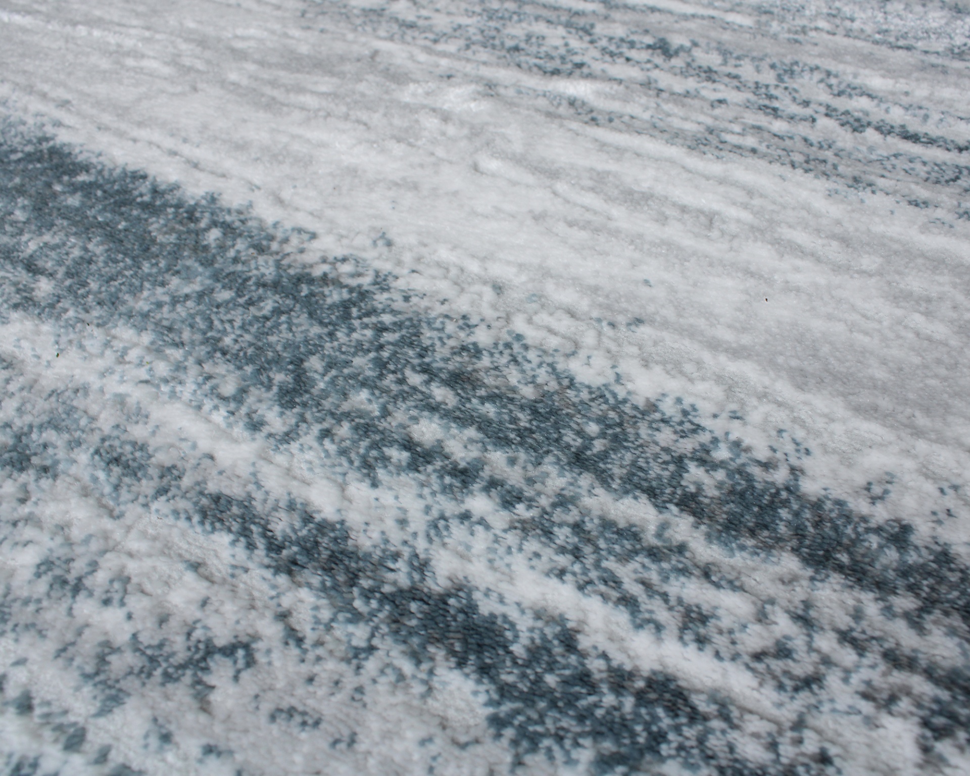 Tapete cinza com padrão abstrato em azul e branco