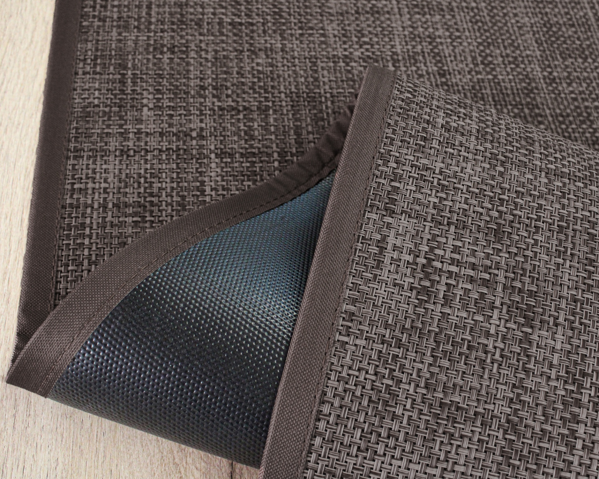 Tapete cinza escuro texturizado com bordas marrons e fundo antiderrapante preto