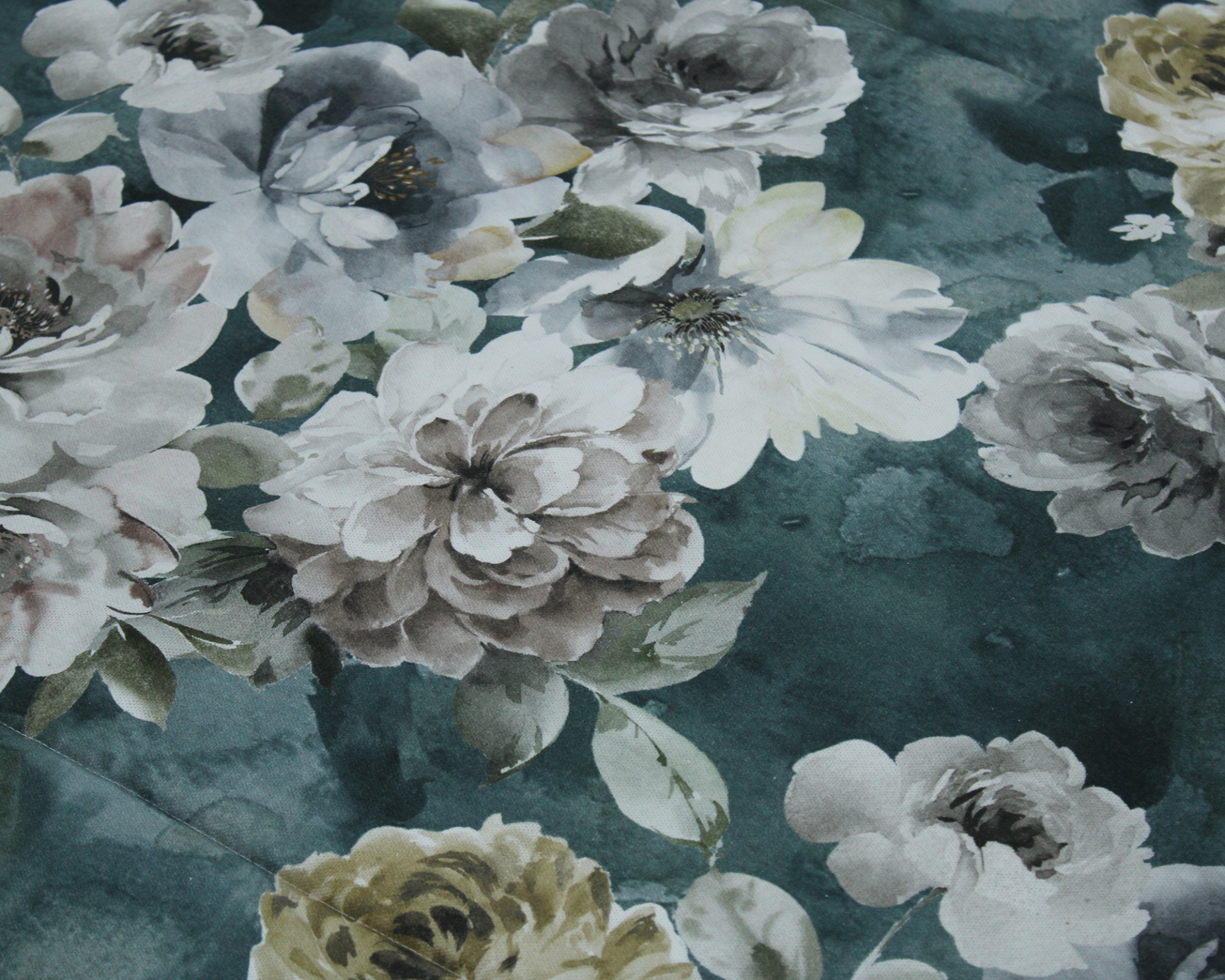 Tecido floral azul petróleo com flores cinza, branco e bege