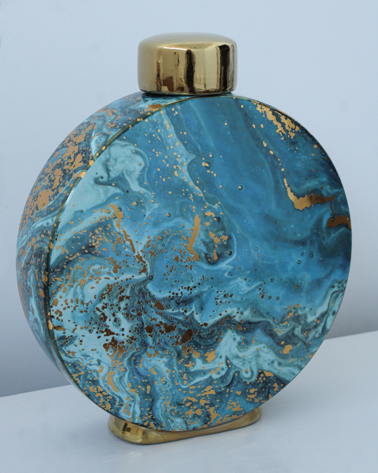 Frasco redondo decorativo azul com detalhes dourados