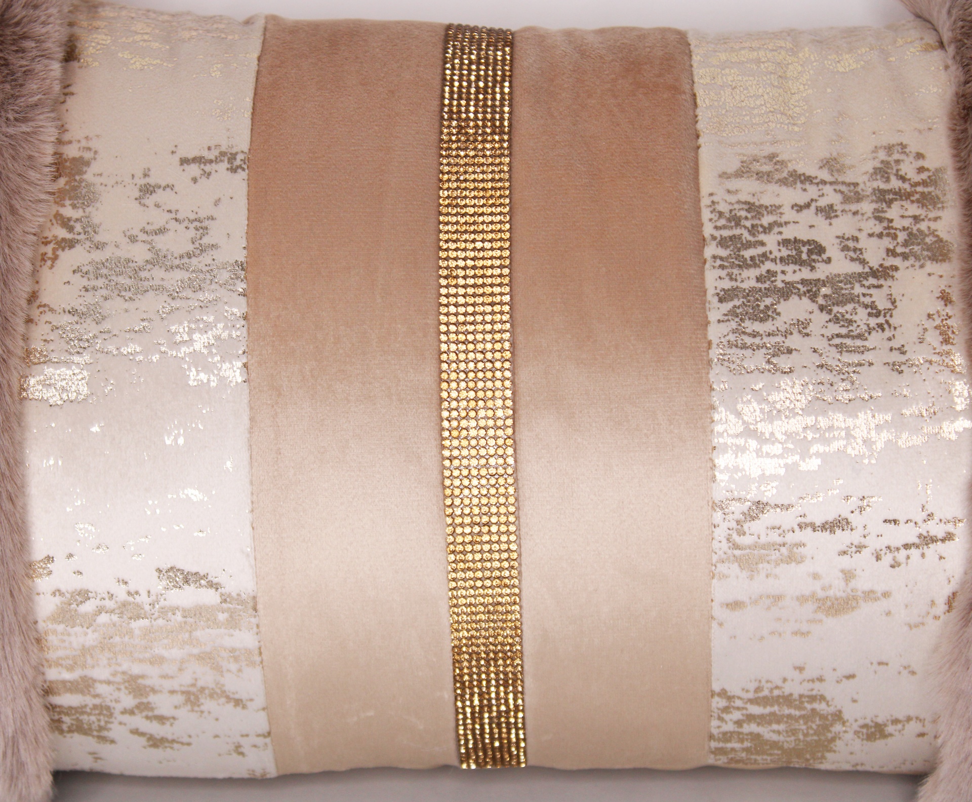 almofada decorativa bege e dourada com faixa central brilhante