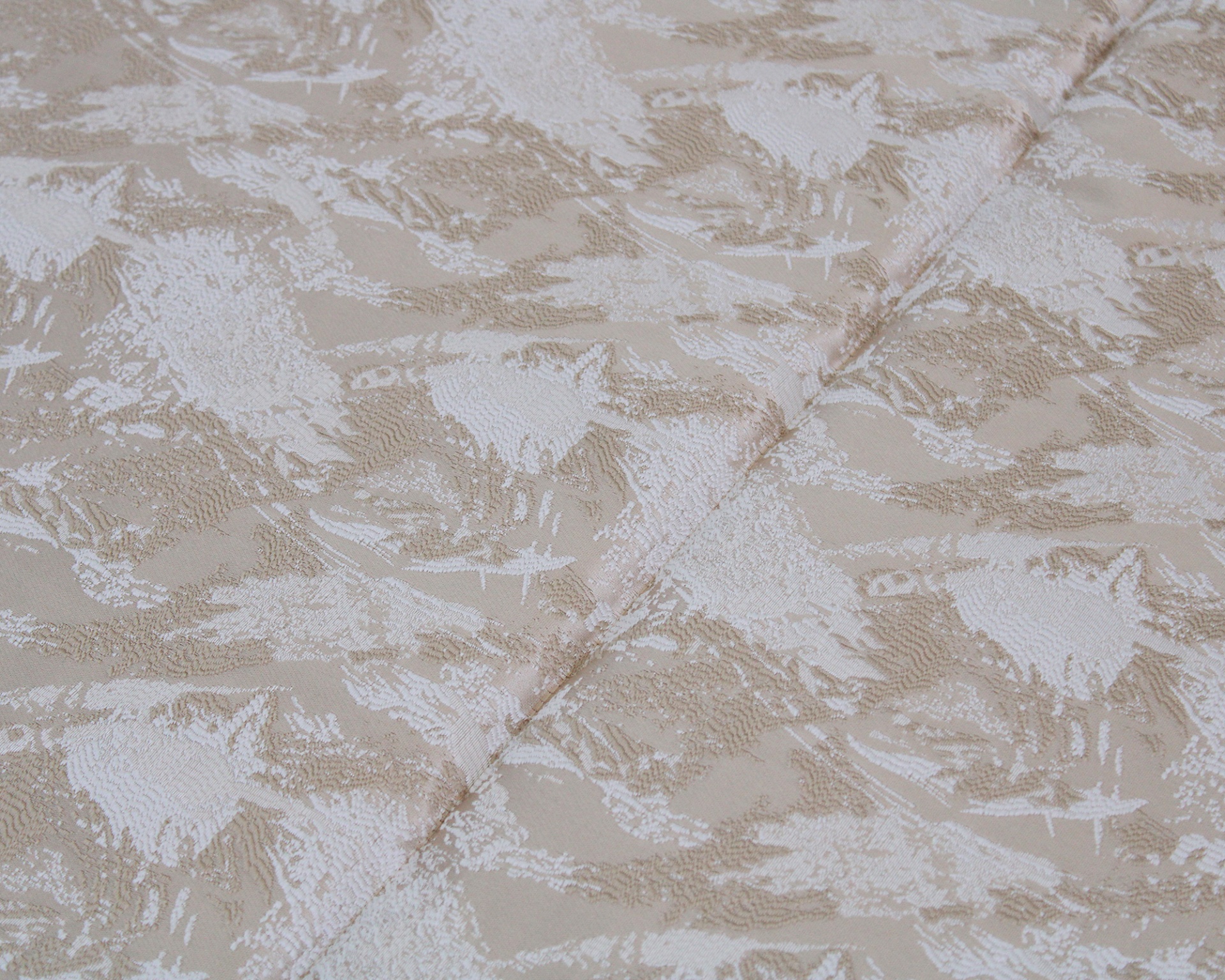 Tecido jacquard bege e branco com padrão floral