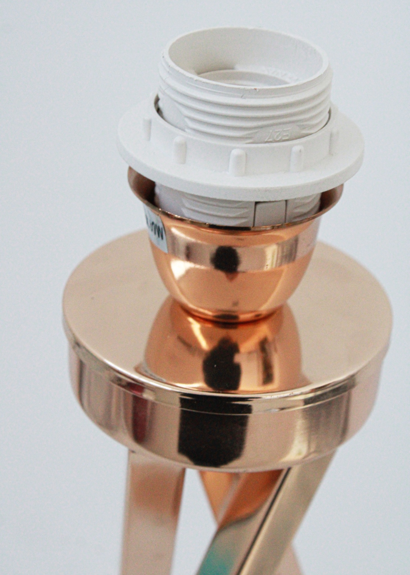 Suporte metálico dourado para lâmpada com encaixe branco