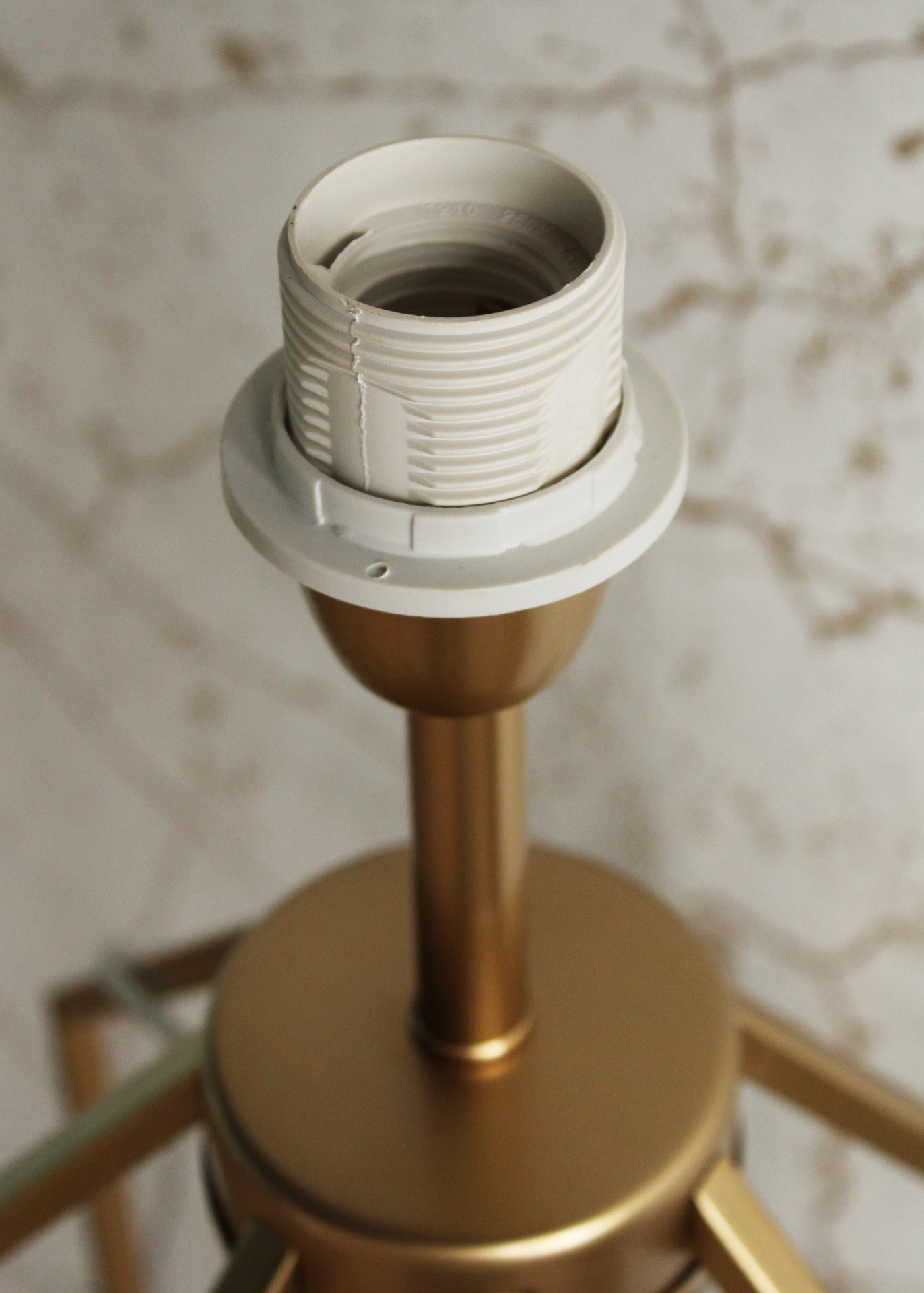 Base dourada de candeeiro com suporte plástico para lâmpada