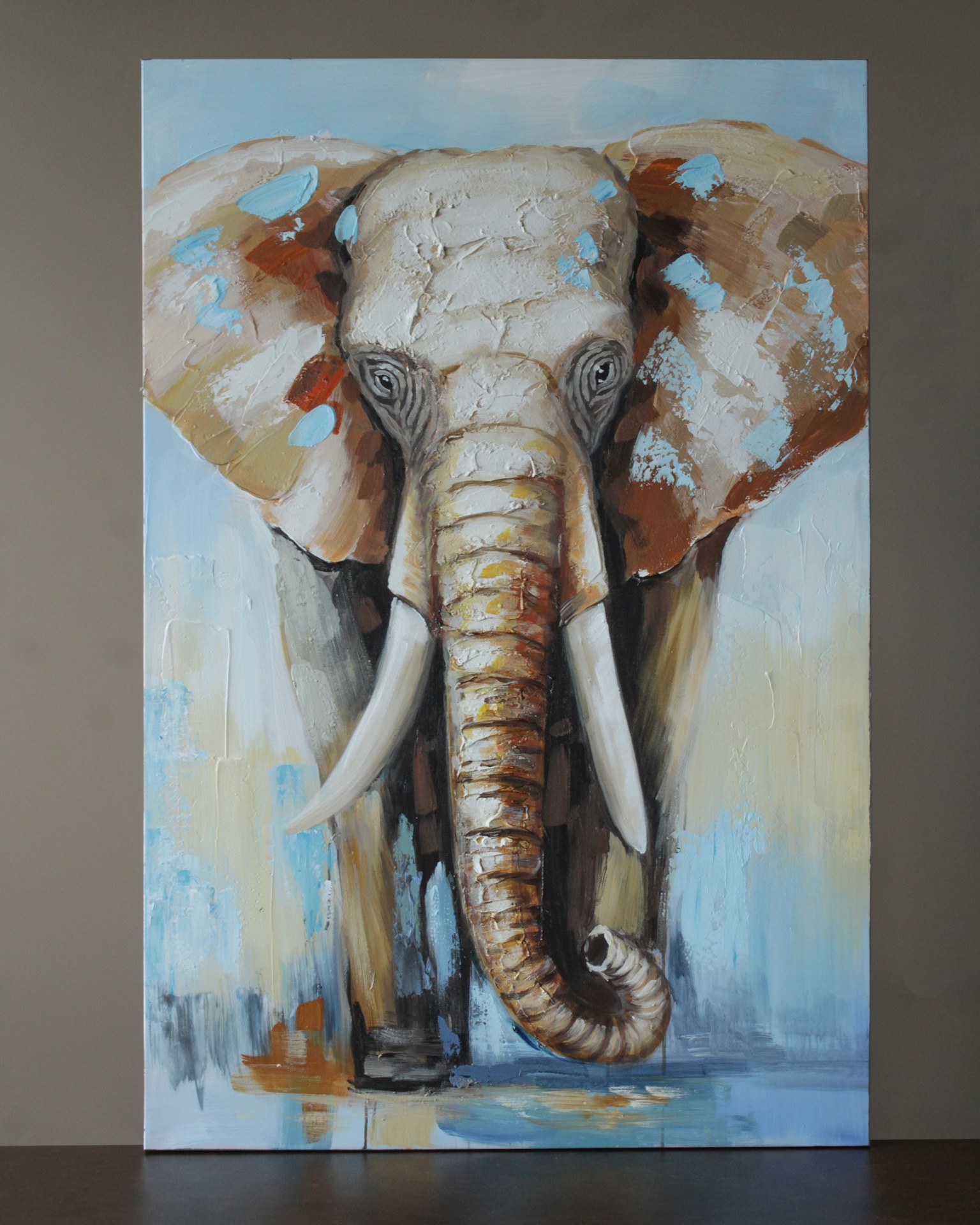 Pintura de elefante em tons castanhos e azuis com fundo abstrato