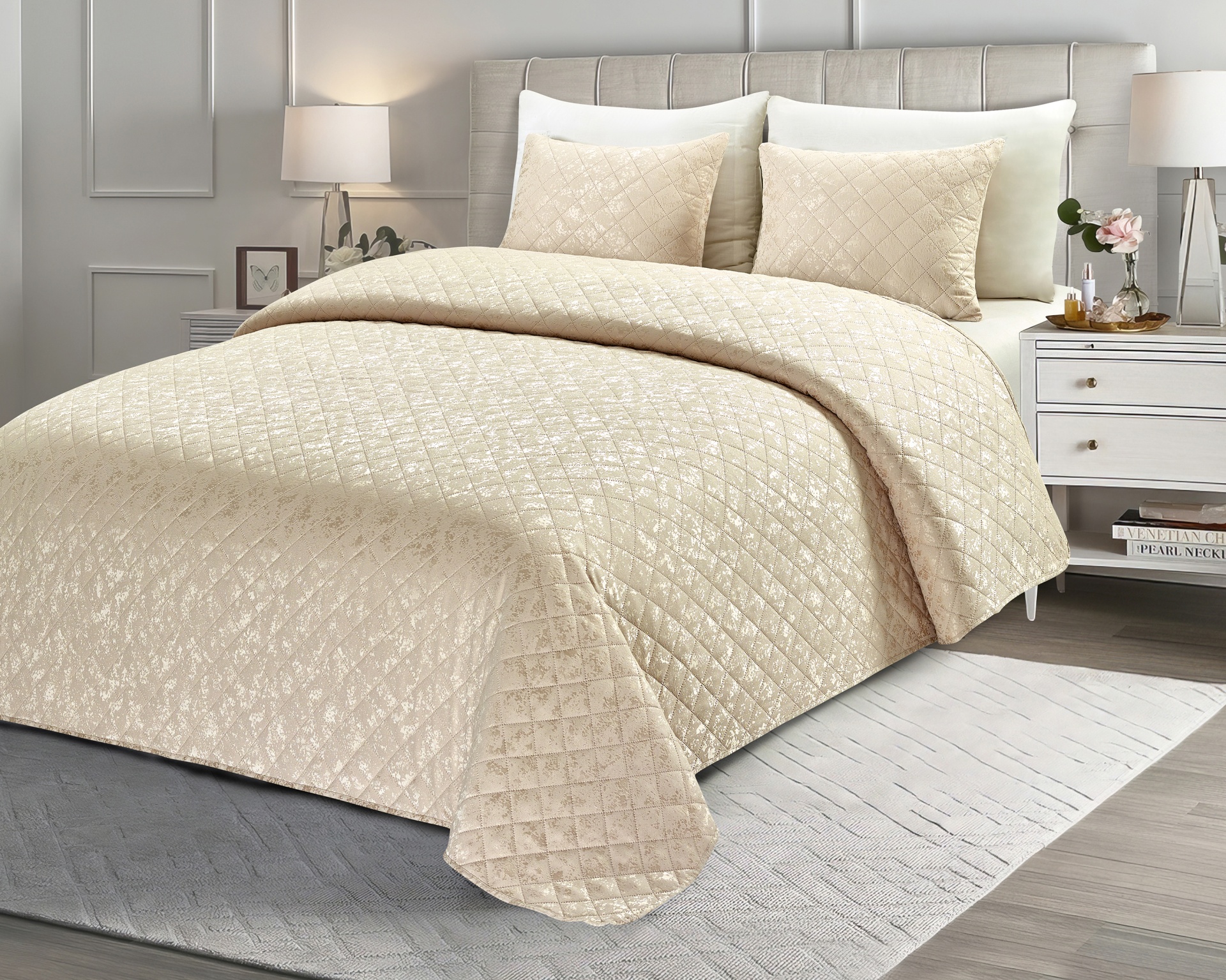 Conjunto de cama bege com padrão em relevo numa cama com cabeceira branca numa divisão luminosa