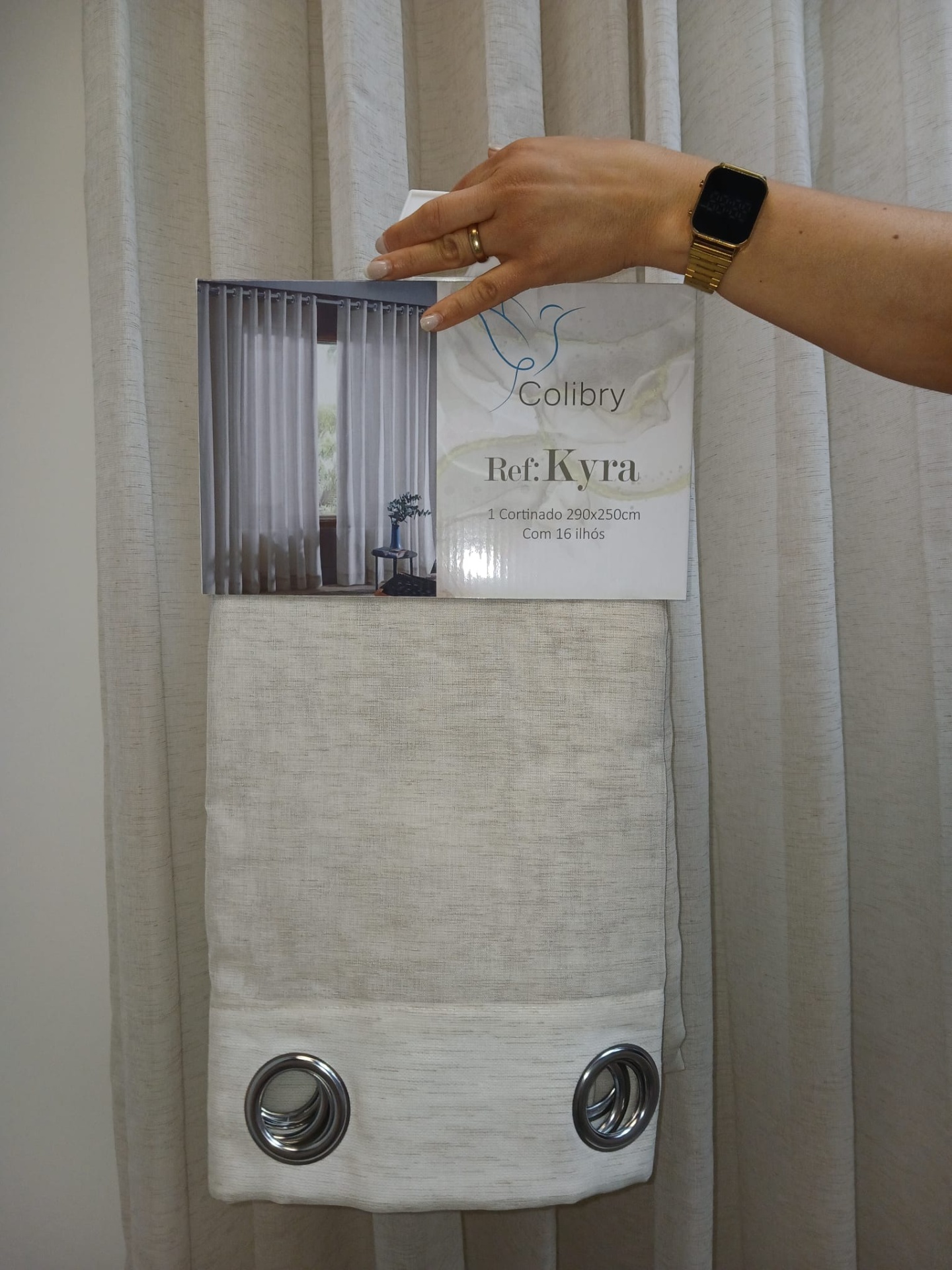 Etiqueta de cortinado Colibry Kyra com cortinado bege e ilhós prateados