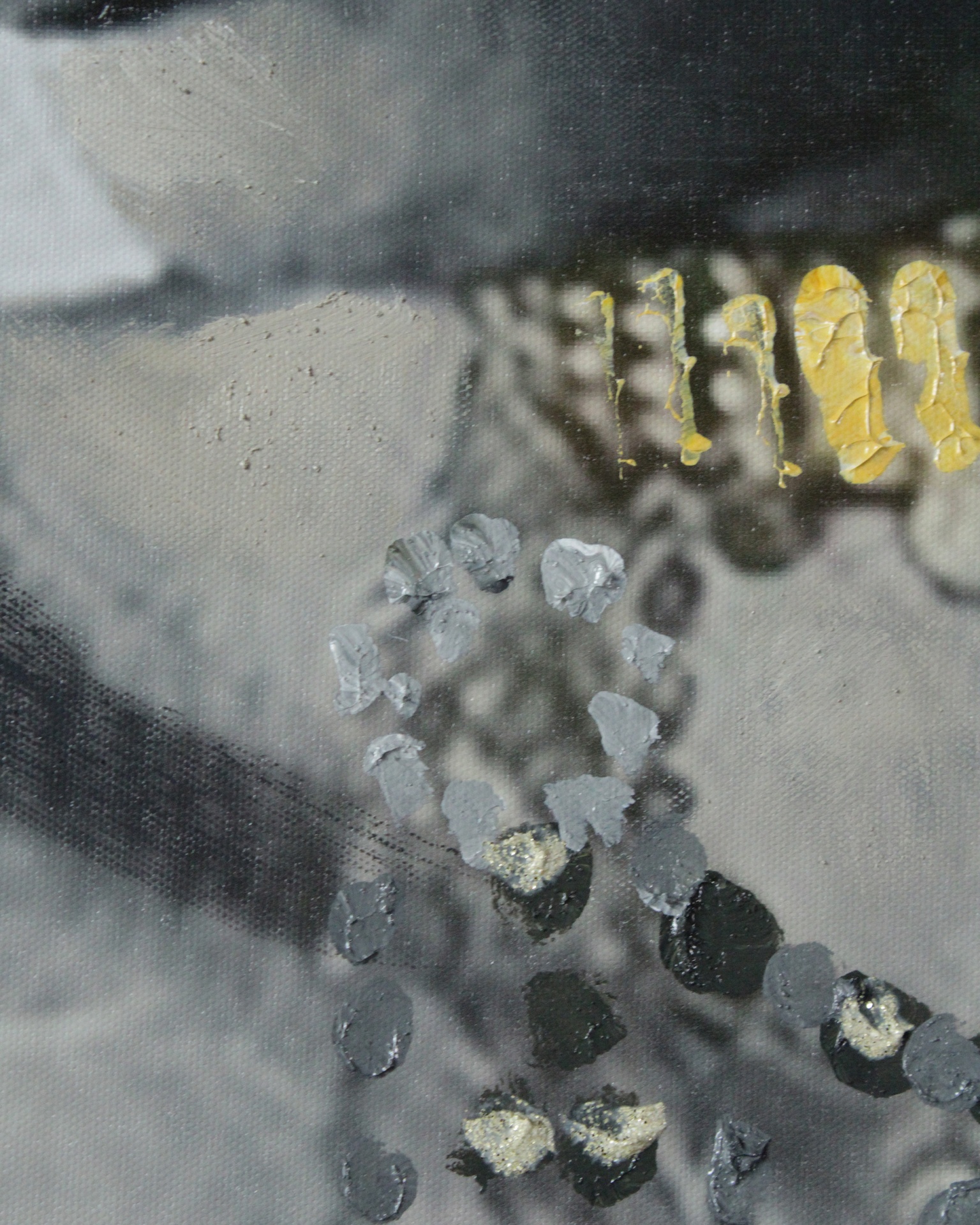 Superfície de vidro com padrões pintados em amarelo, cinza e preto