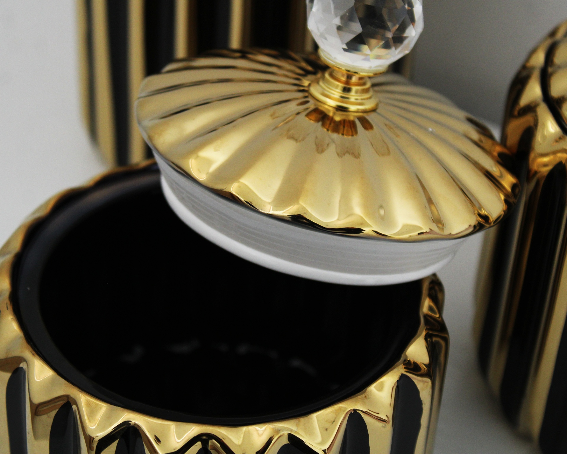 Frasco decorativo preto e dourado com tampa dourada e alça de cristal