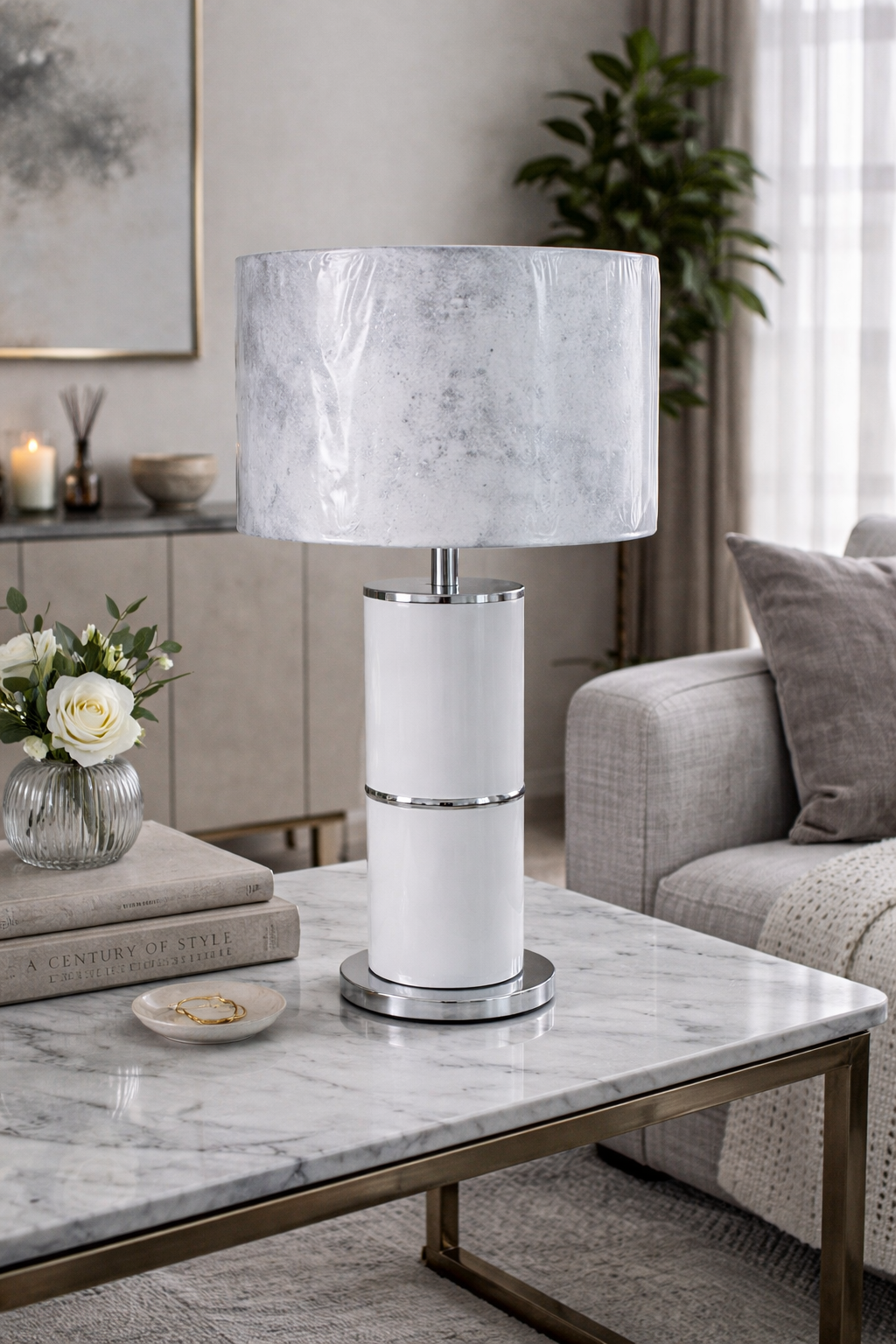 Lâmpada de mesa branca com abajur cinzento sobre mesa de mármore