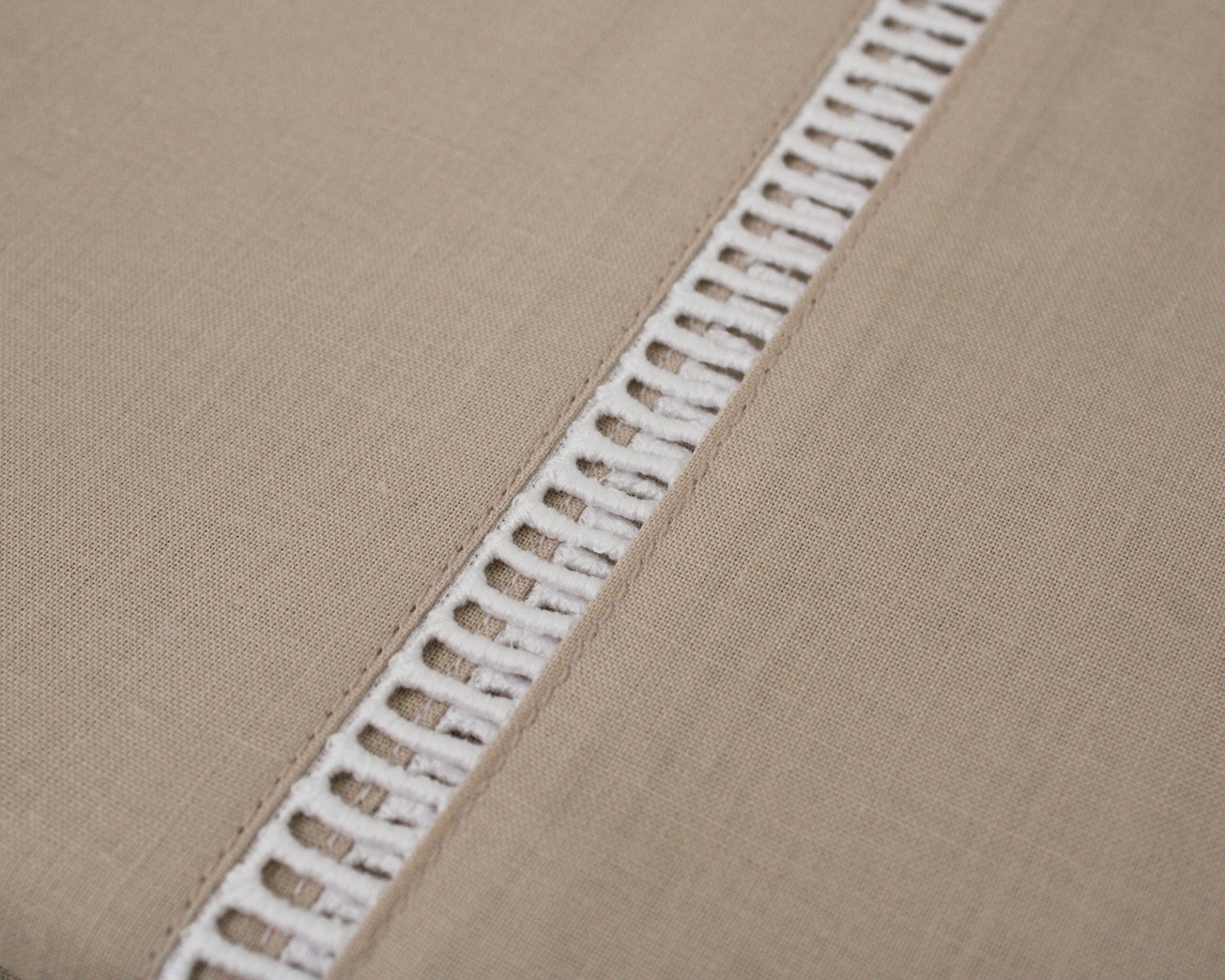 tecido bege com faixa branca entrelaçada