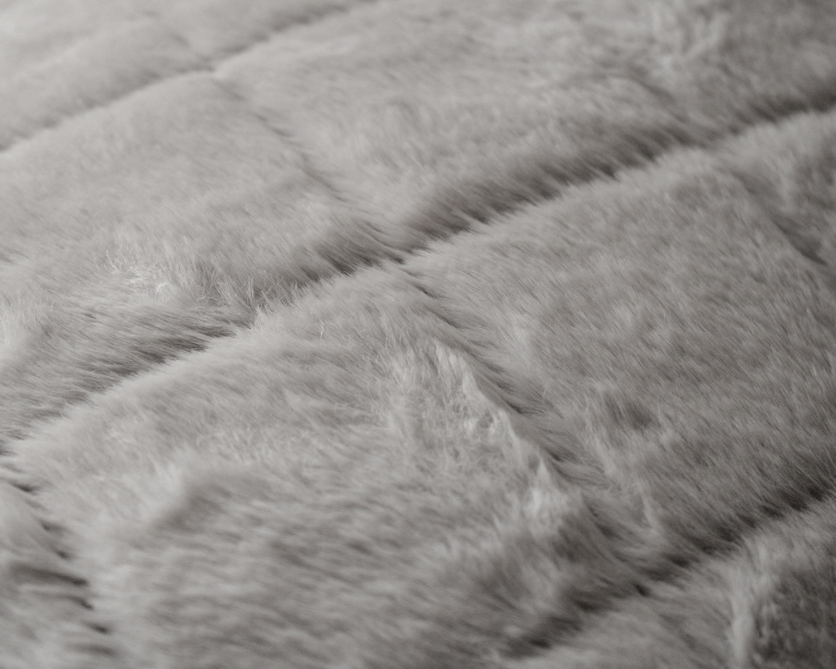 tecido cinza felpudo acolchoado em padrão quadrado