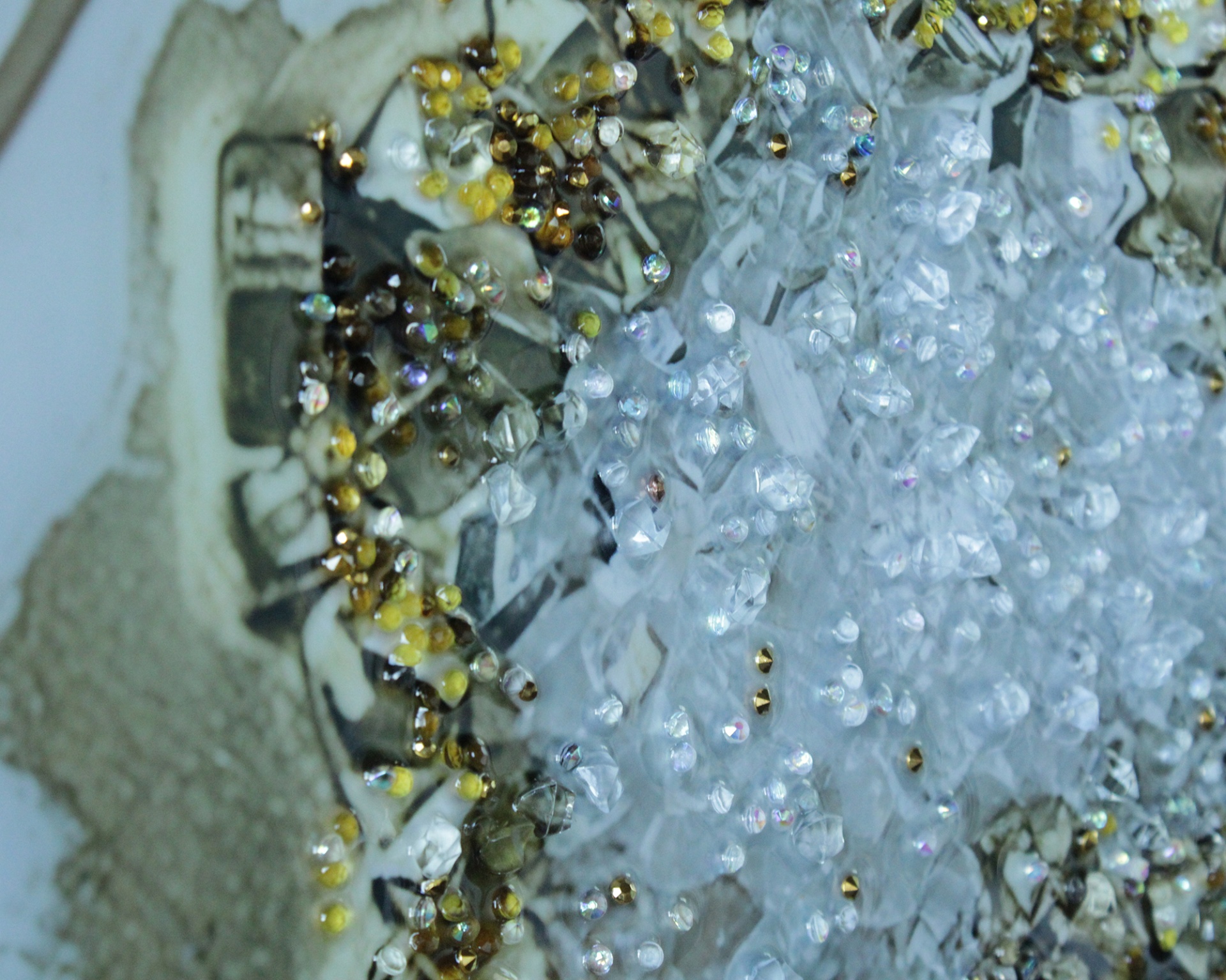 Objeto decorativo com cristais transparentes e detalhes dourados