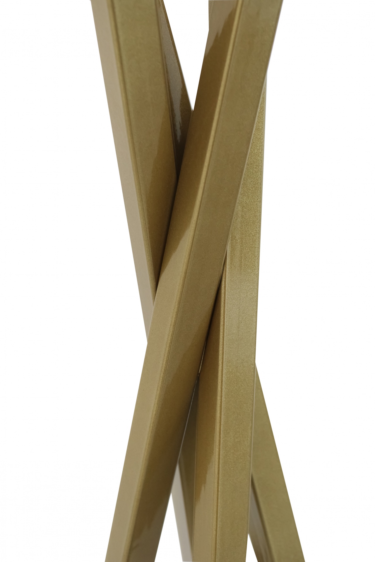 Três barras metálicas douradas com acabamento brilhante e superfície lisa