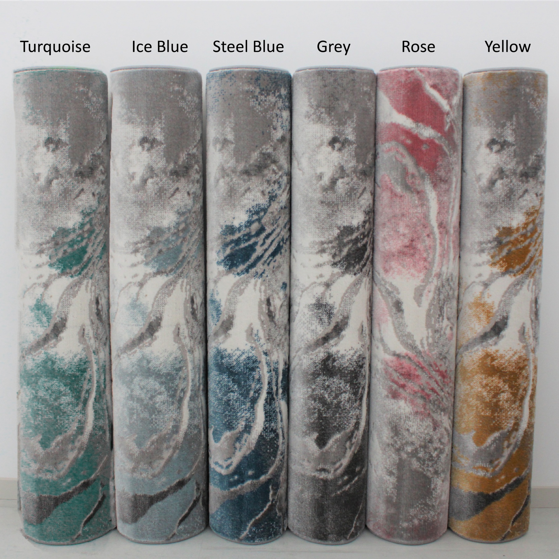 Seis tapetes enrolados de várias cores alinhados verticalmente