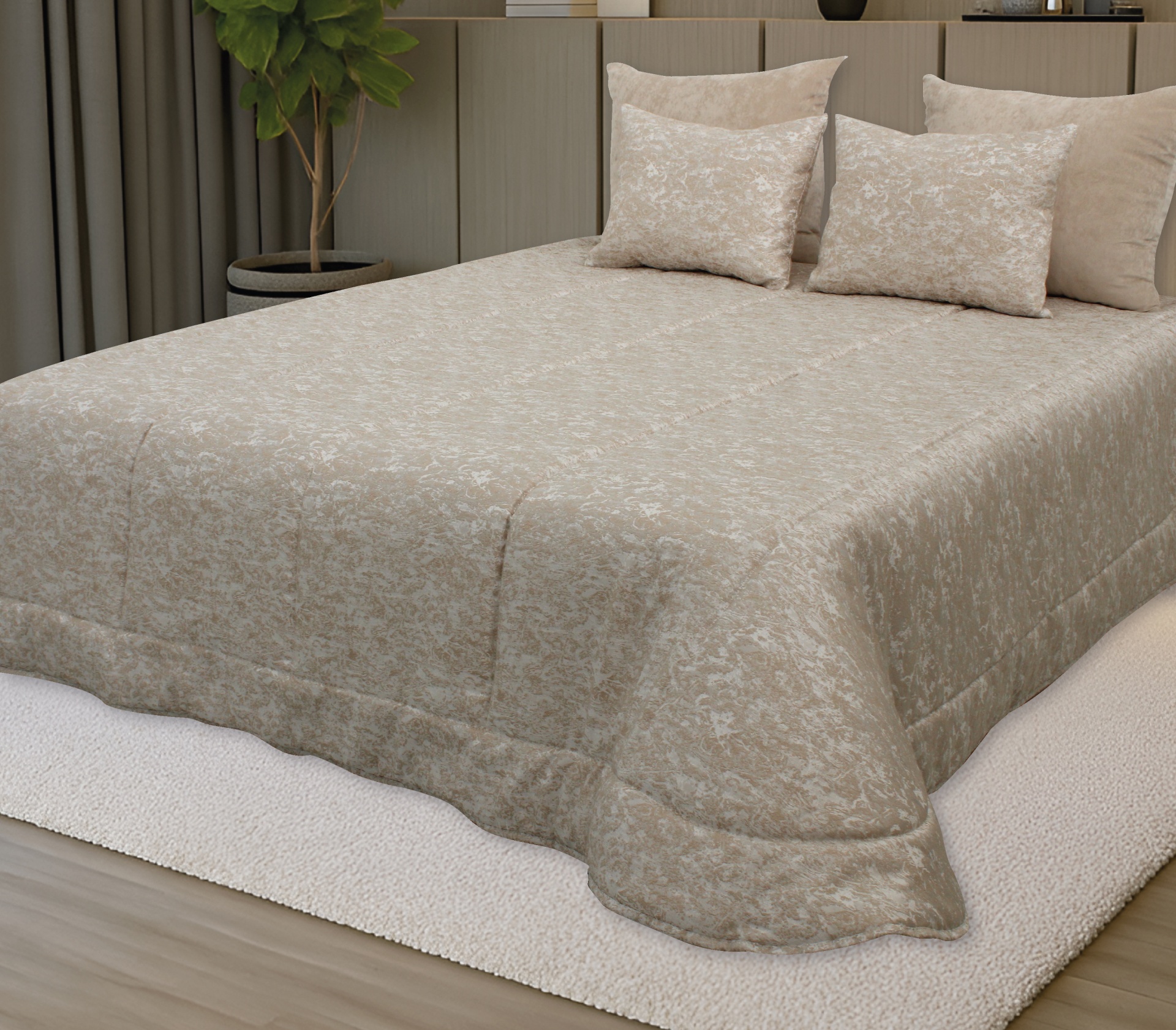 Cama com colcha e almofadas bege e padrão floral claro