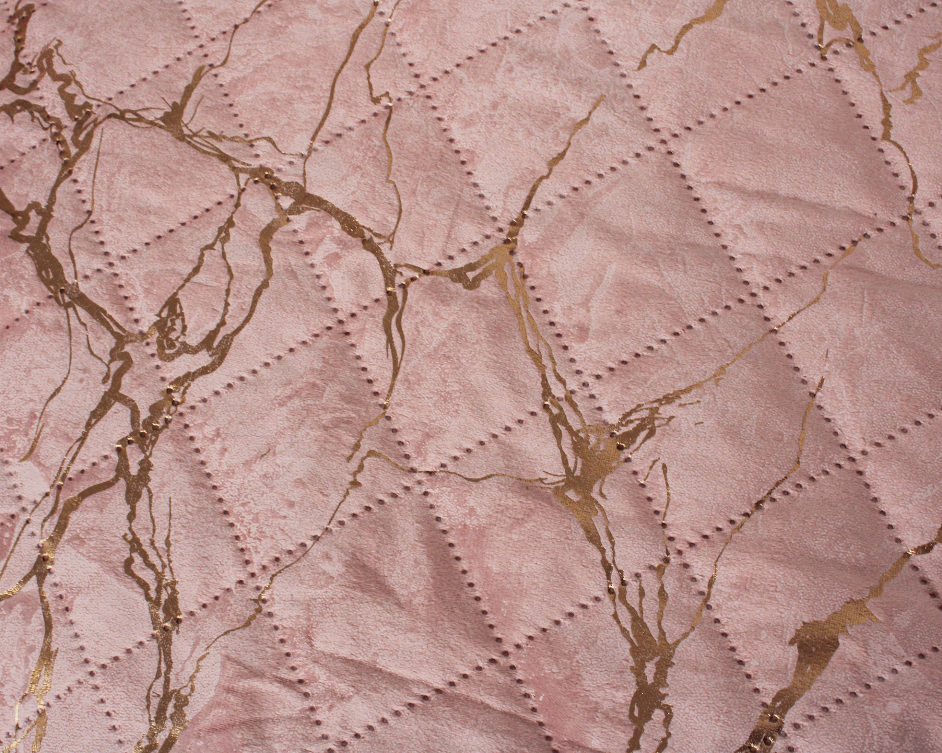 Tecido rosa com padrão diamante e detalhes dourados