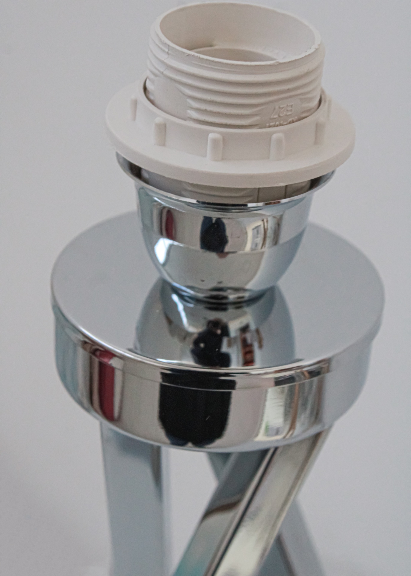 Base de candeeiro cromada com encaixe branco para lâmpada