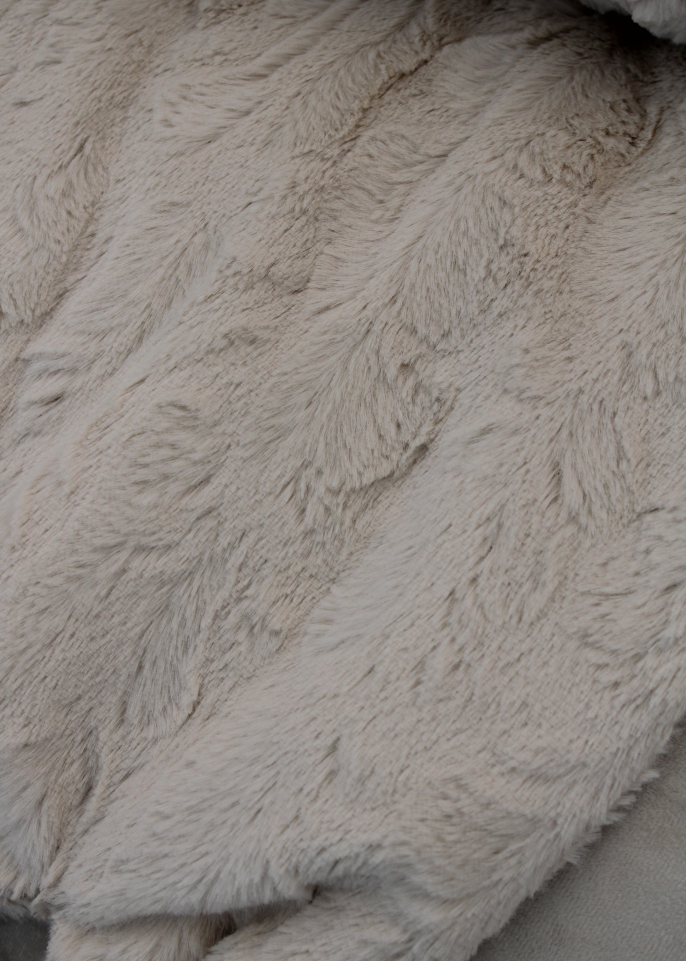 Pele sintética cinza claro com textura macia e padrão natural