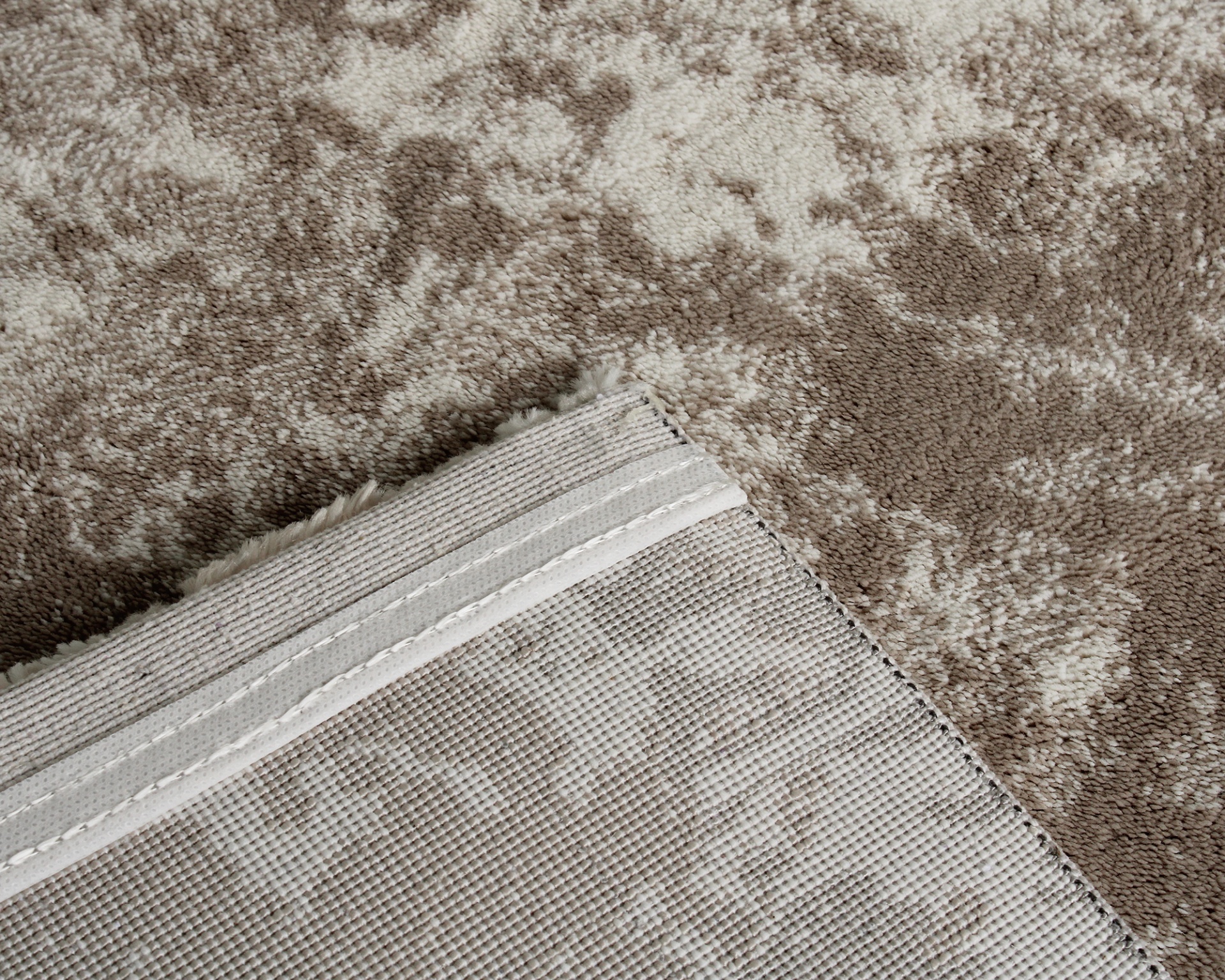 Tapete cinza claro com padrão abstrato em tons de bege e castanho claro