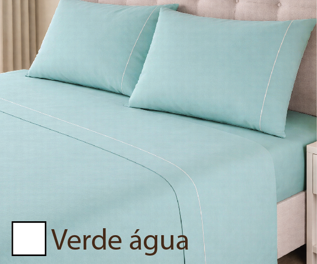 Jogo de cama verde água com detalhes brancos numa cama com cabeceira estofada bege