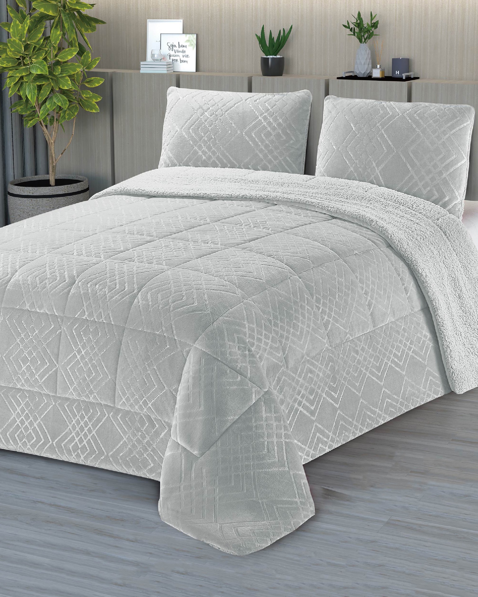 Cobre-leito cinzento claro com padrão geométrico em relevo numa cama
