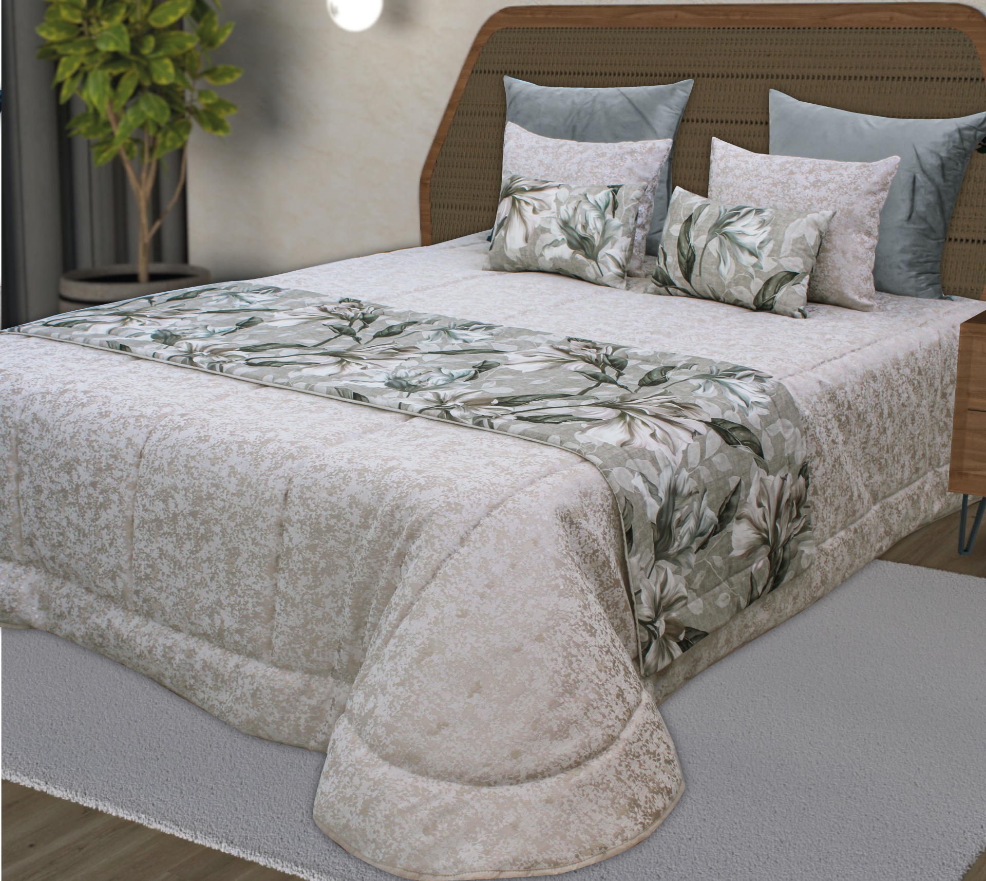 Colcha bege com faixa floral e almofadas decorativas em cama com cabeceira de madeira