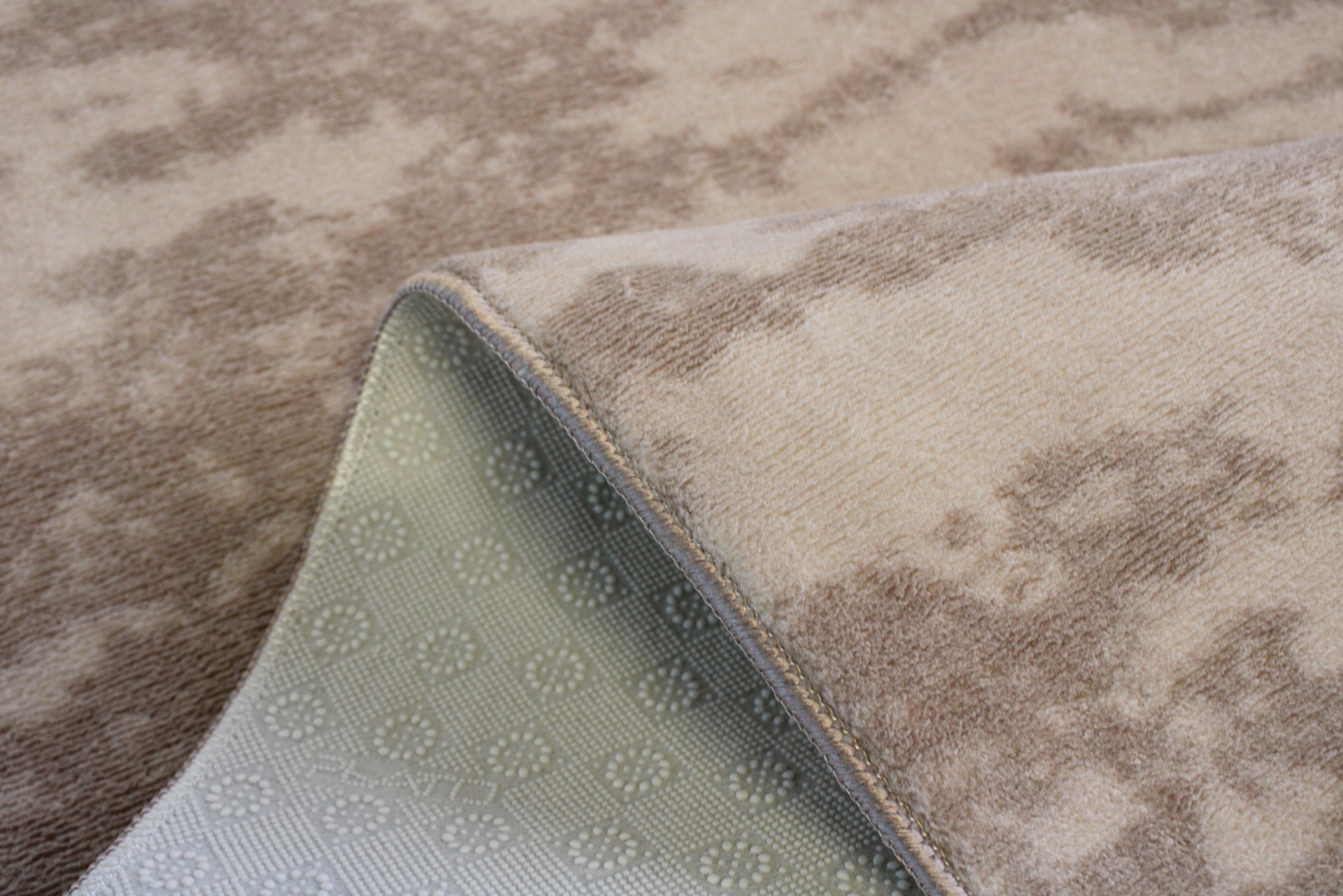 Tapete bege e castanho claro com padrão abstrato e fundo antiderrapante cinza