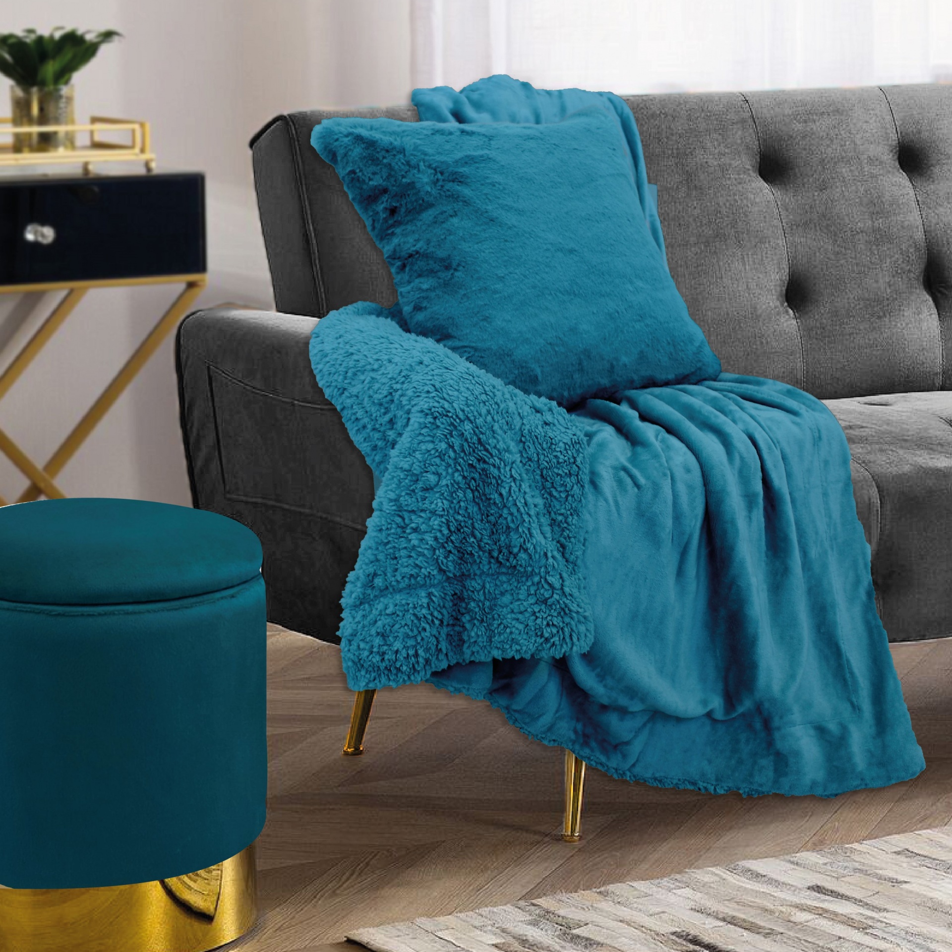 Manta e almofada azul turquesa felpudas num sofá cinzento com puff e mesa lateral