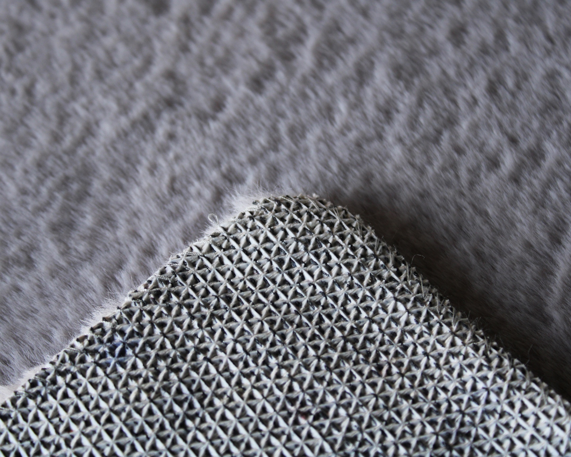 Tapete cinzento com padrão de malha em relevo