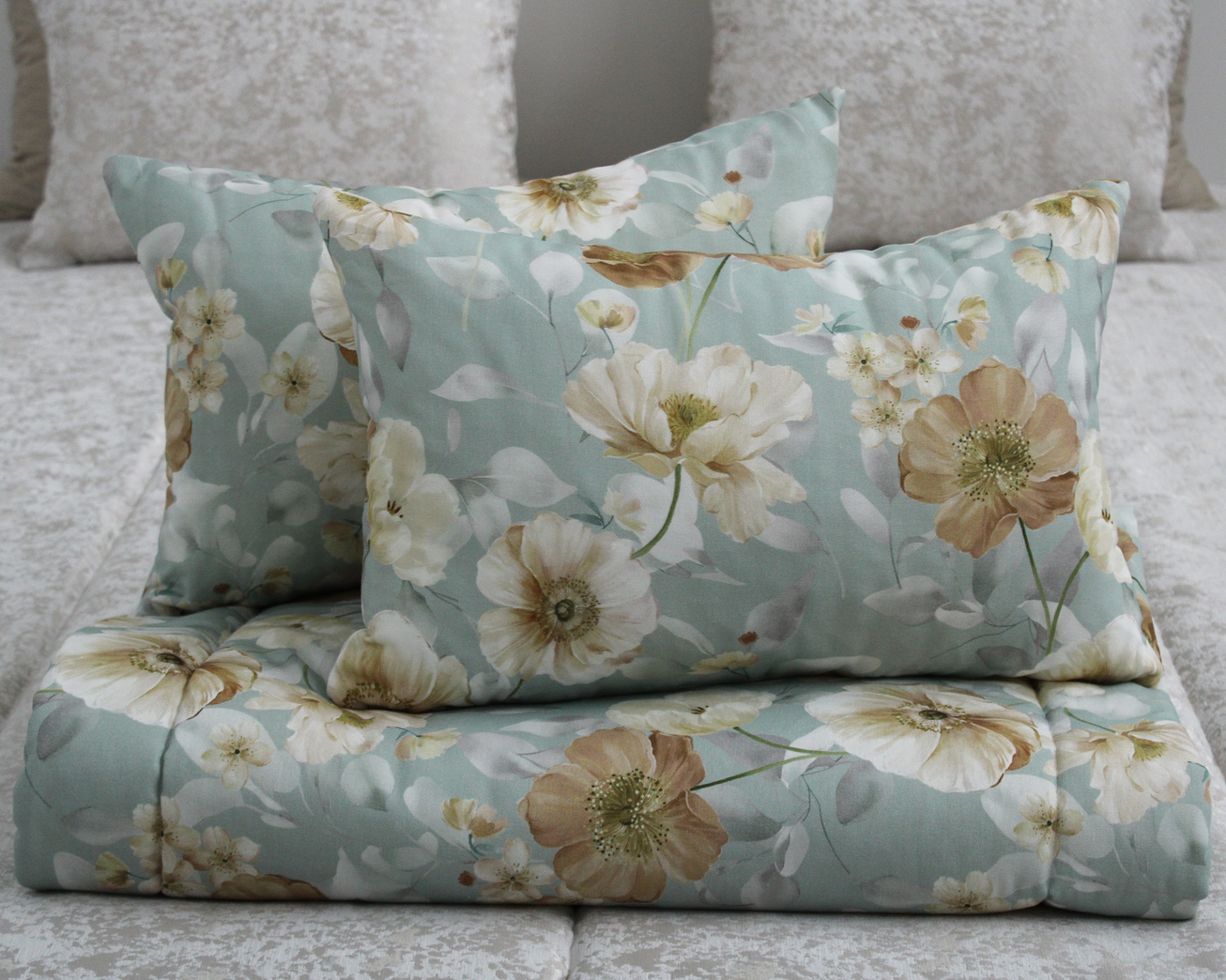 Conjunto de roupa de cama com almofadas e manta floral azul claro