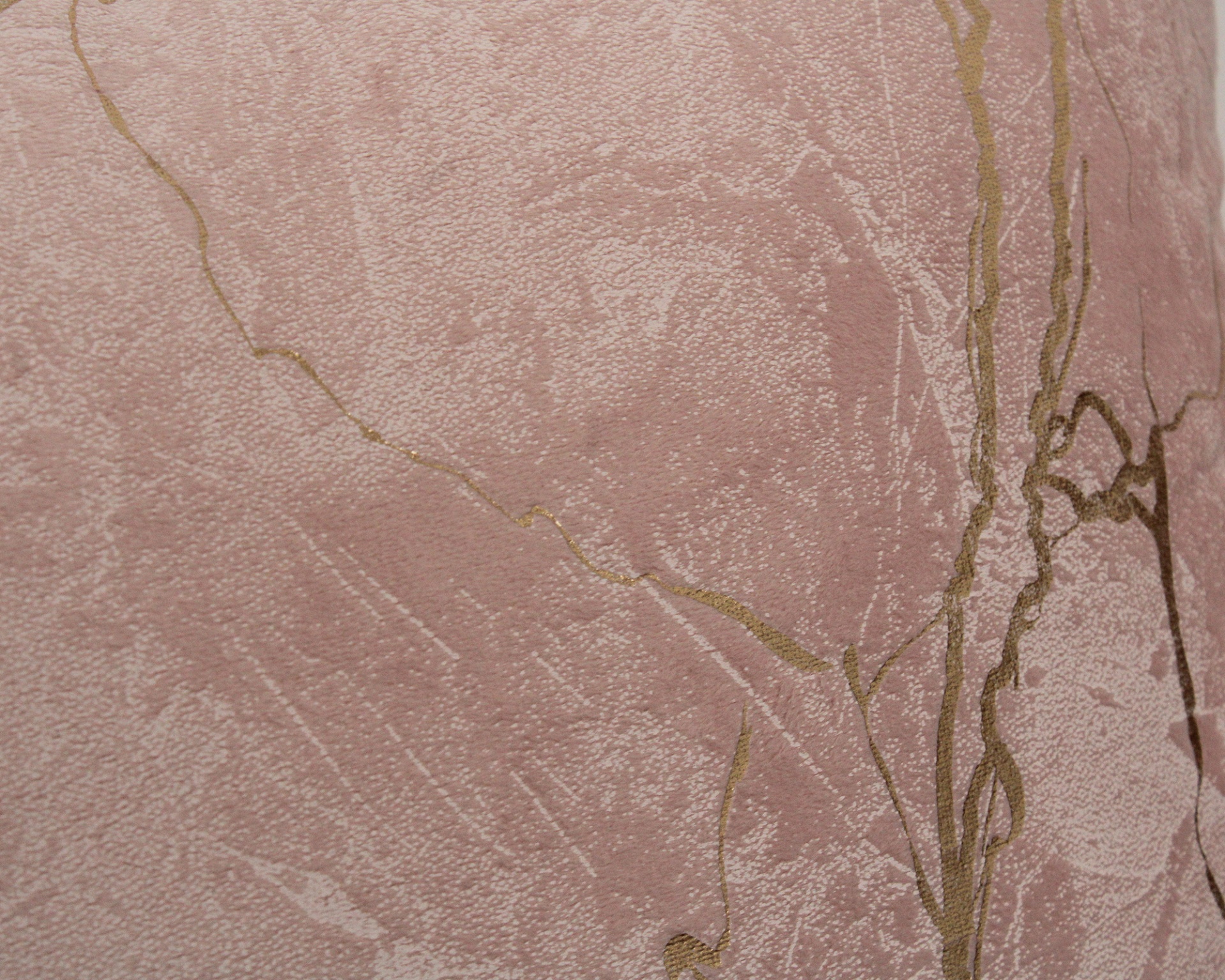 Papel de parede rosa queimado com linhas douradas decorativas