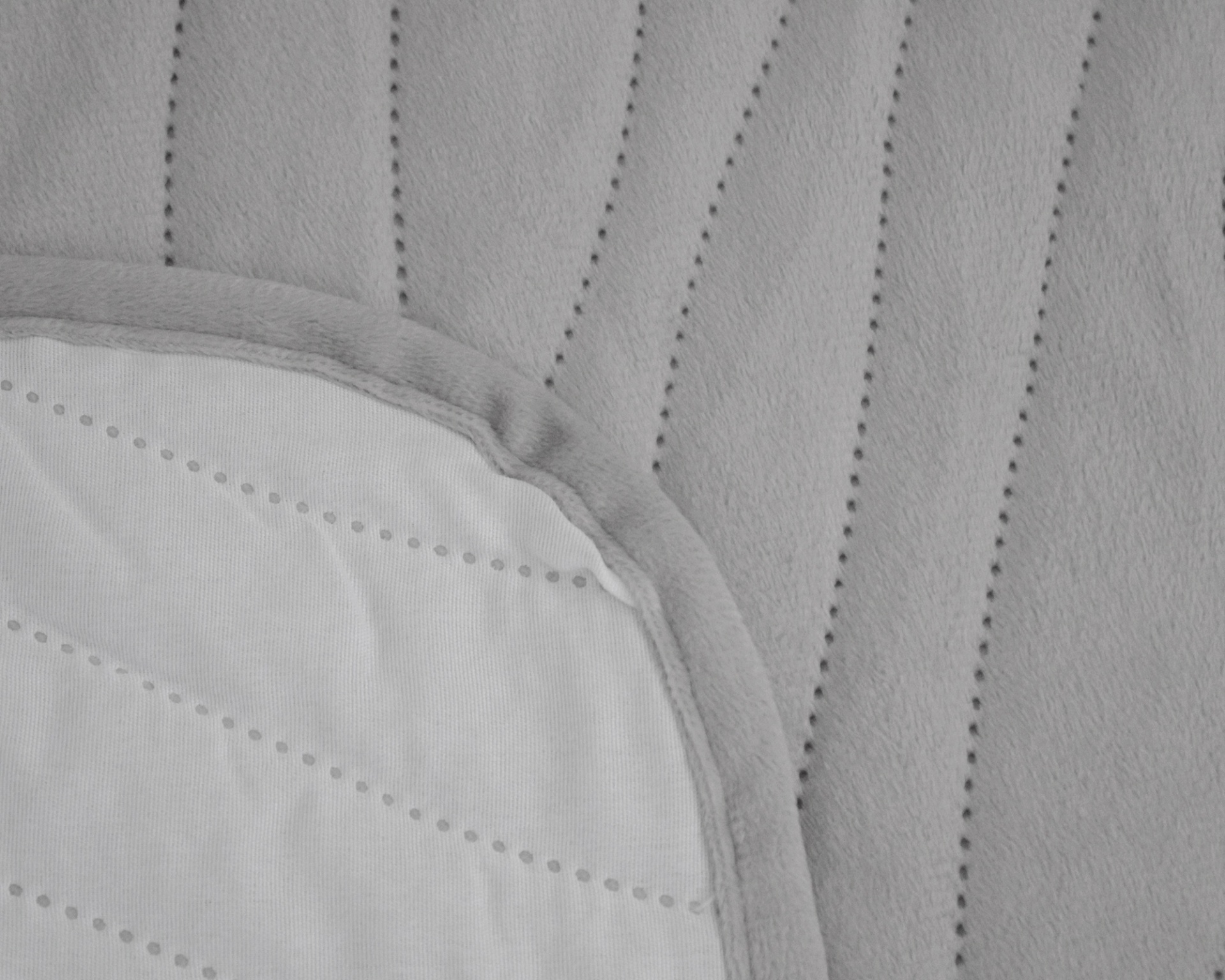 Dois tecidos listrados em cinzento e branco com textura suave