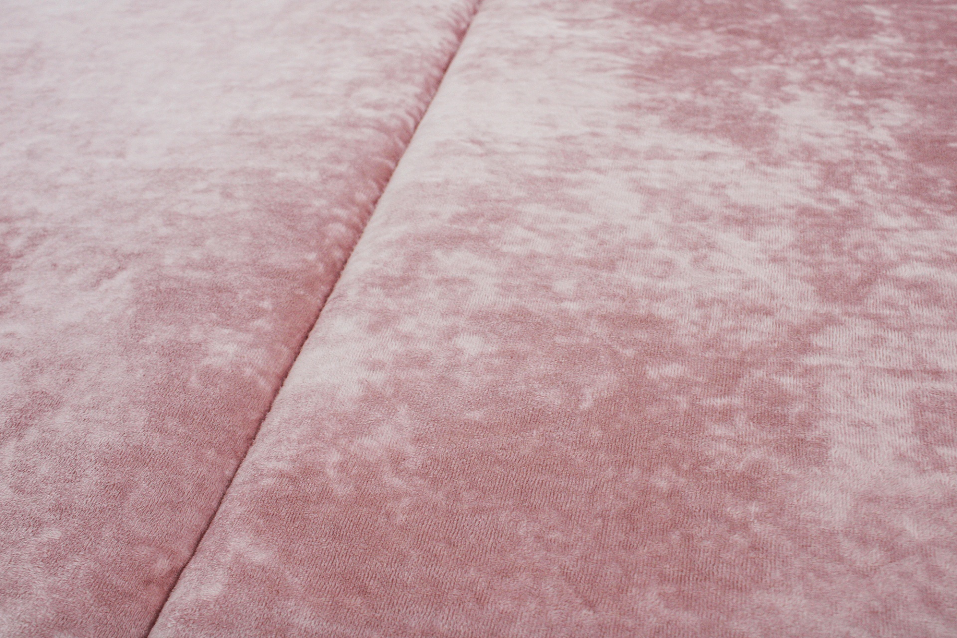 Tecido cor-de-rosa claro com textura aveludada e padrão irregular