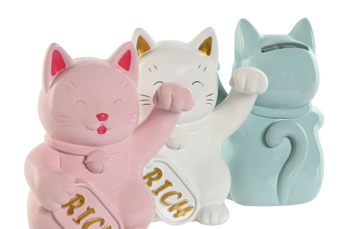 Três mealheiros cerâmicos em forma de gato da sorte nas cores rosa, branco e azul claro.