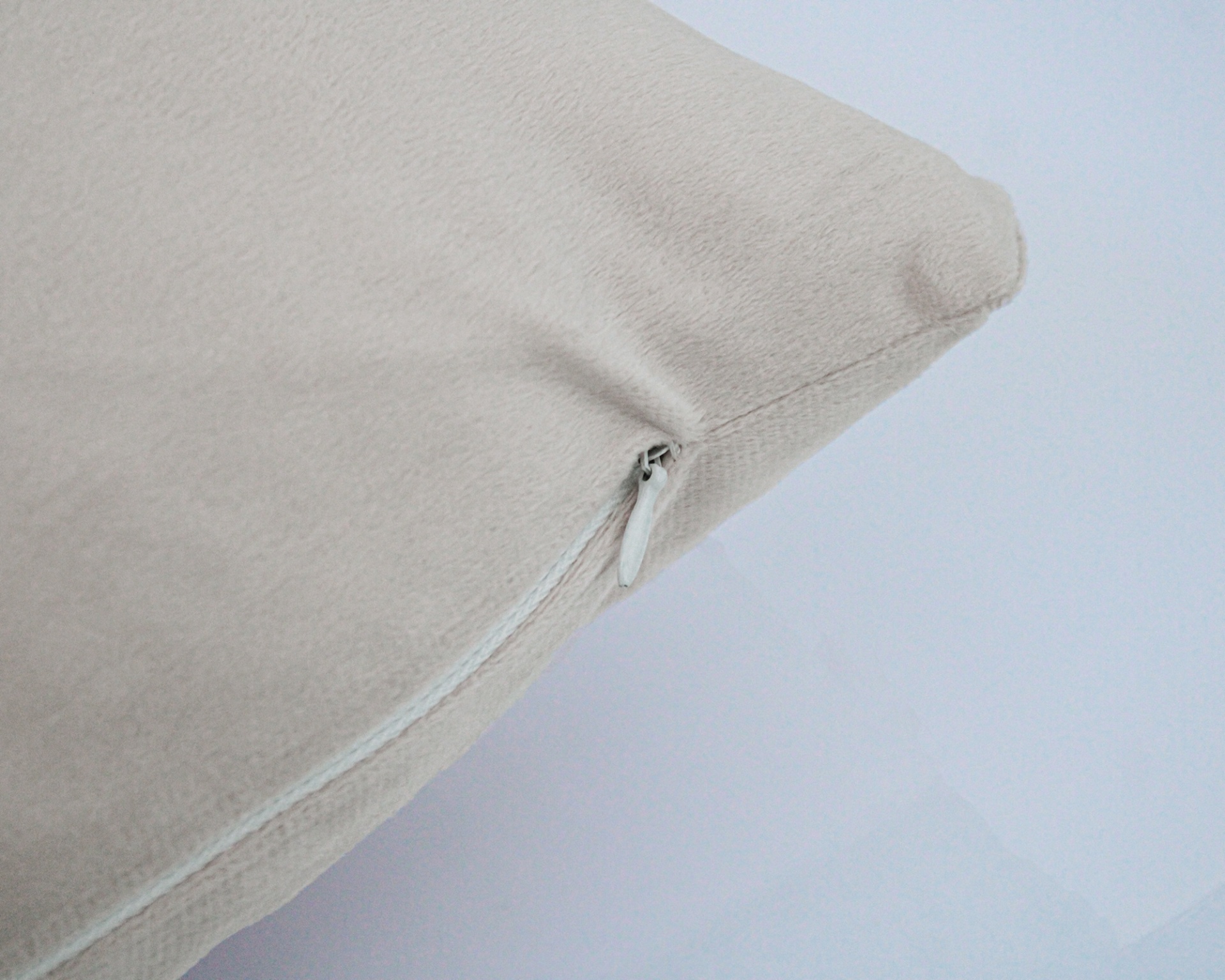 Capa de almofada bege com fecho de correr