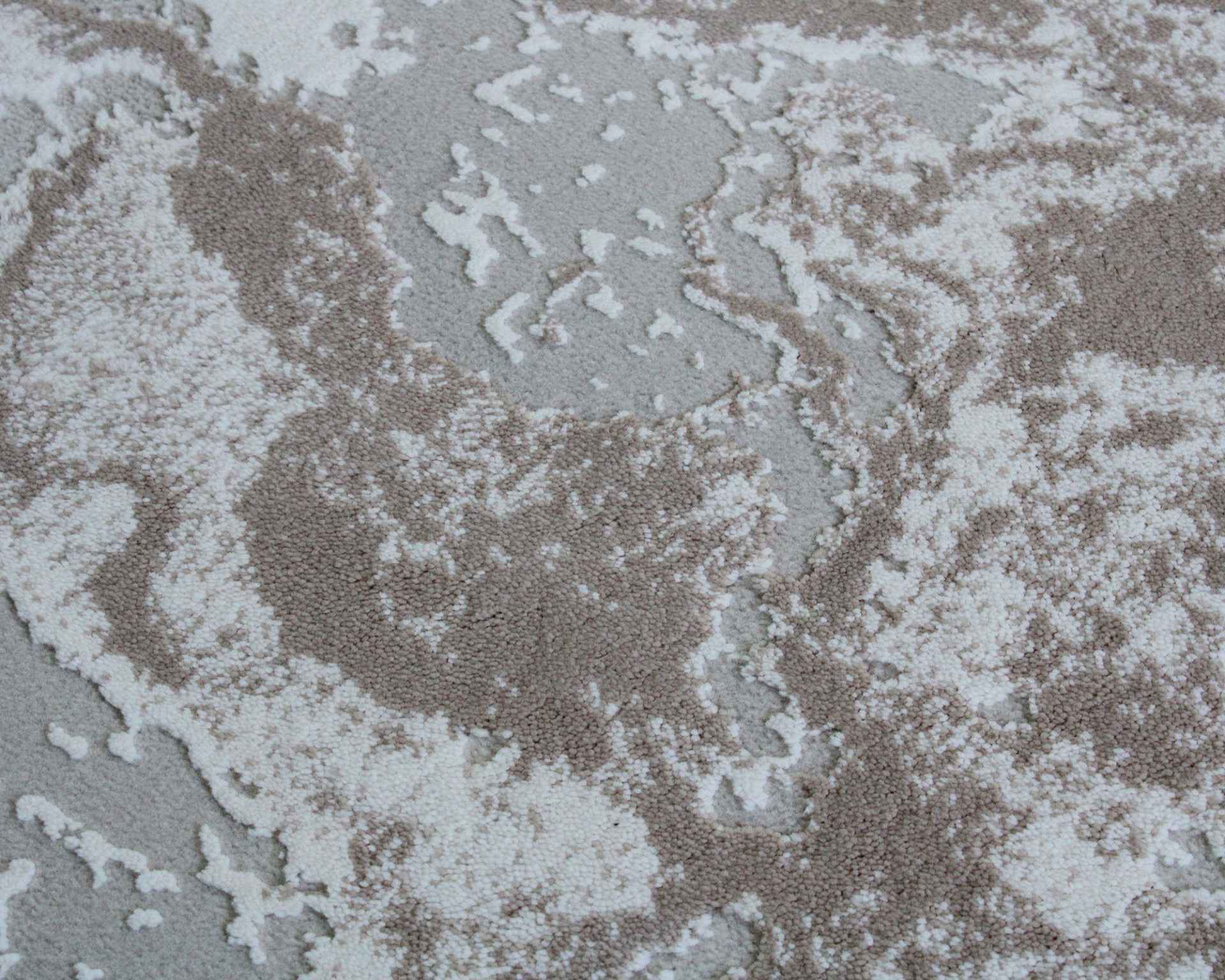 Tapete cinza claro com padrão abstrato branco e bege