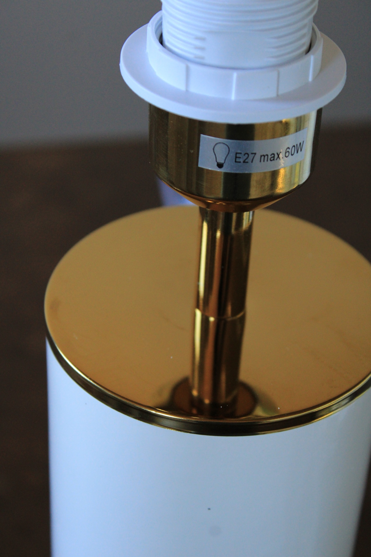 candeeiro de mesa com base dourada e suporte para lâmpada E27 60W