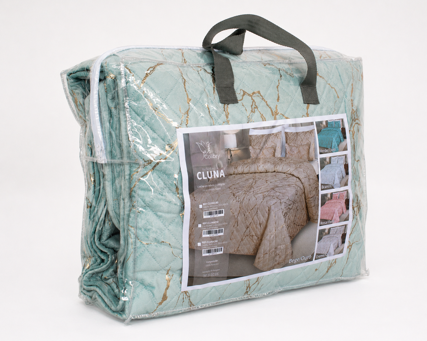 Colcha acolchoada verde claro com padrão dourado embalada em saco plástico com alça preta e etiqueta ilustrativa