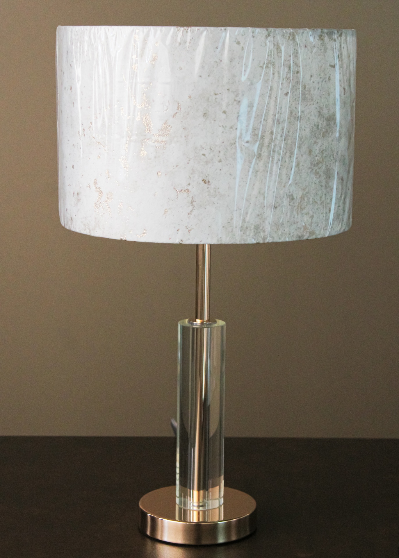 Candeeiro de mesa com base metálica e abajur branco texturizado